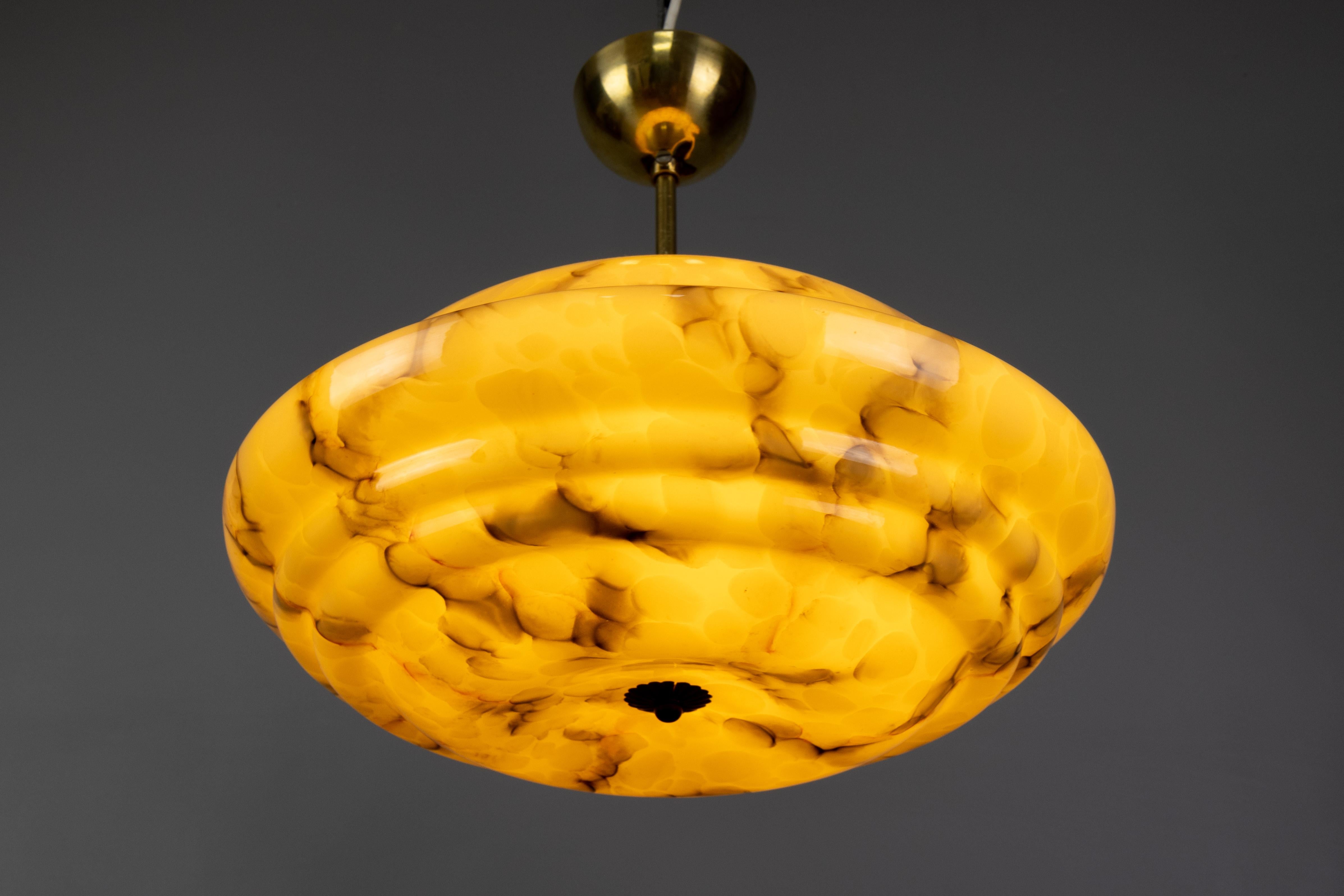 Art Deco Marbled Amber and Brown Glass and Brass Pendant Light, Germany, 1930s In Good Condition For Sale In Barntrup, DE