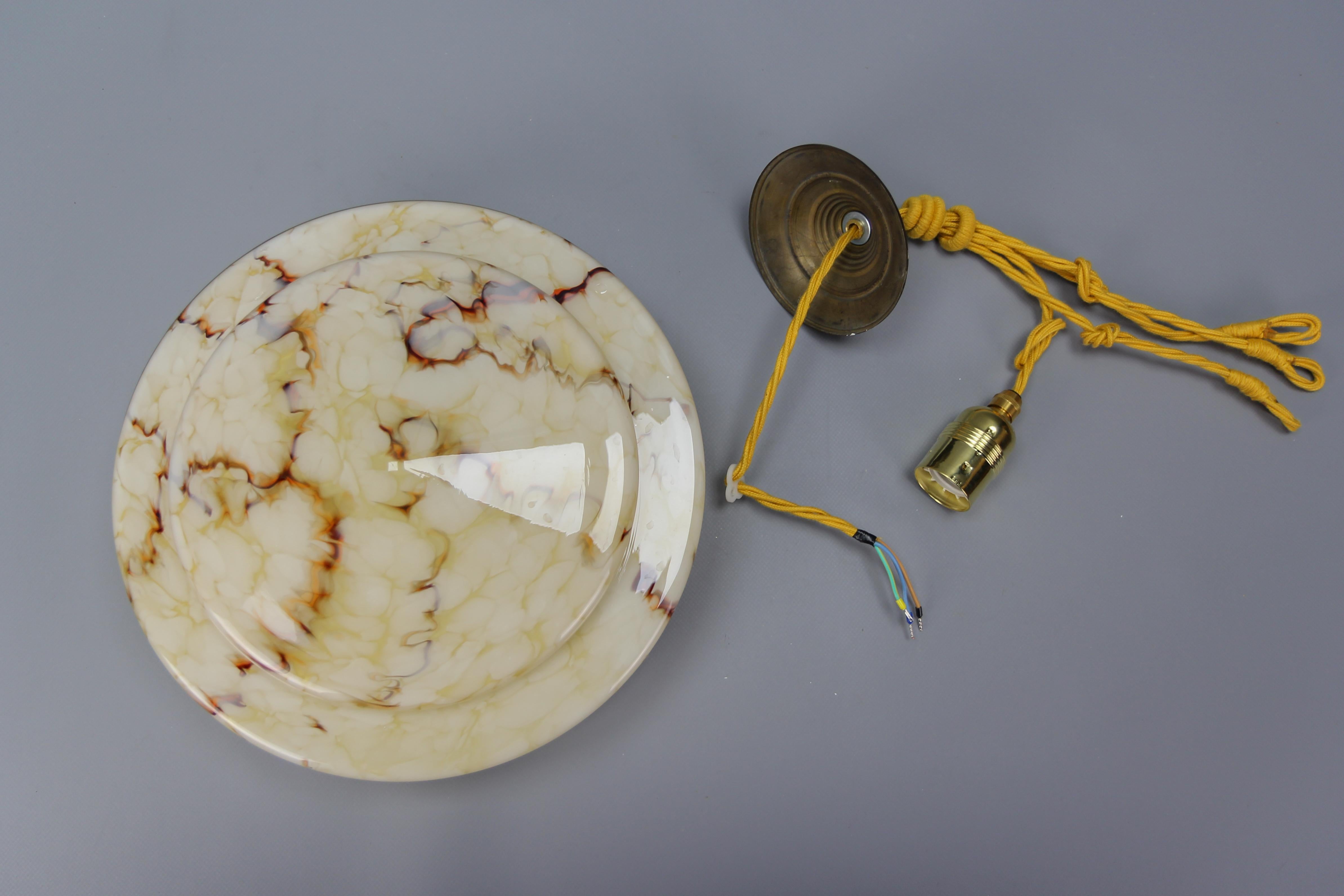 Lampe à suspension Art Déco en verre ambré marbré et laiton en vente 8