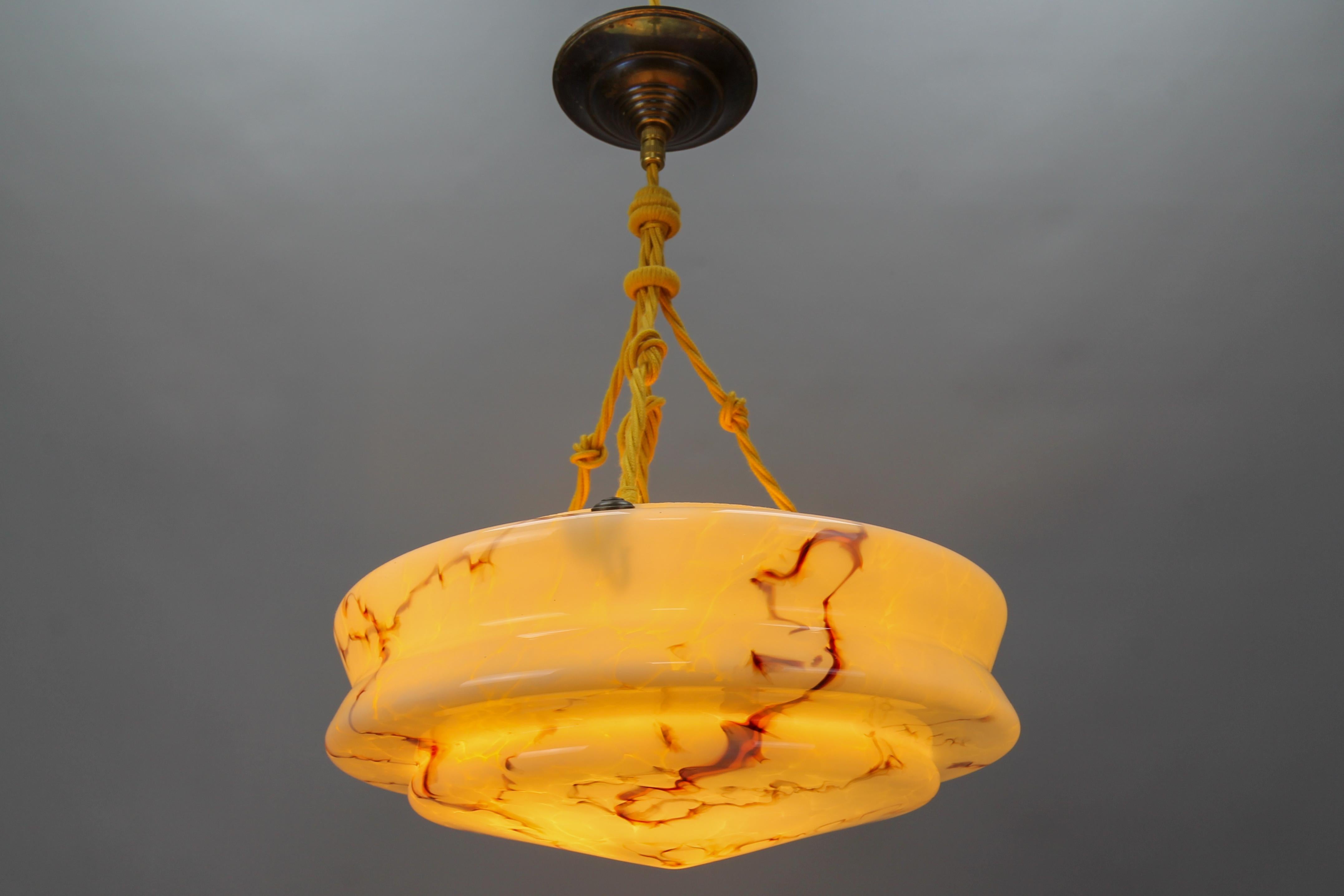 Allemand Lampe à suspension Art Déco en verre ambré marbré et laiton en vente