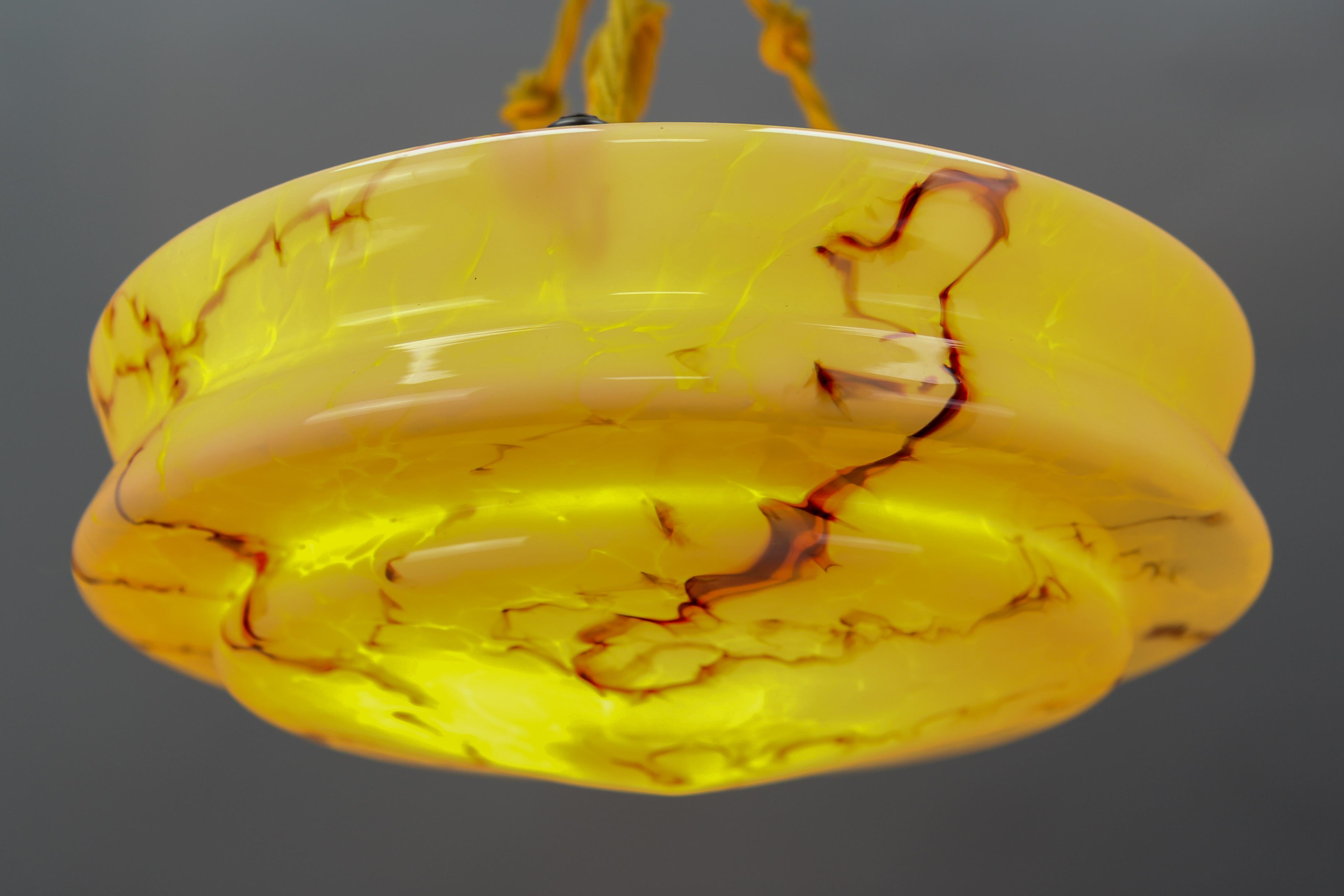 Milieu du XXe siècle Lampe à suspension Art Déco en verre ambré marbré et laiton en vente
