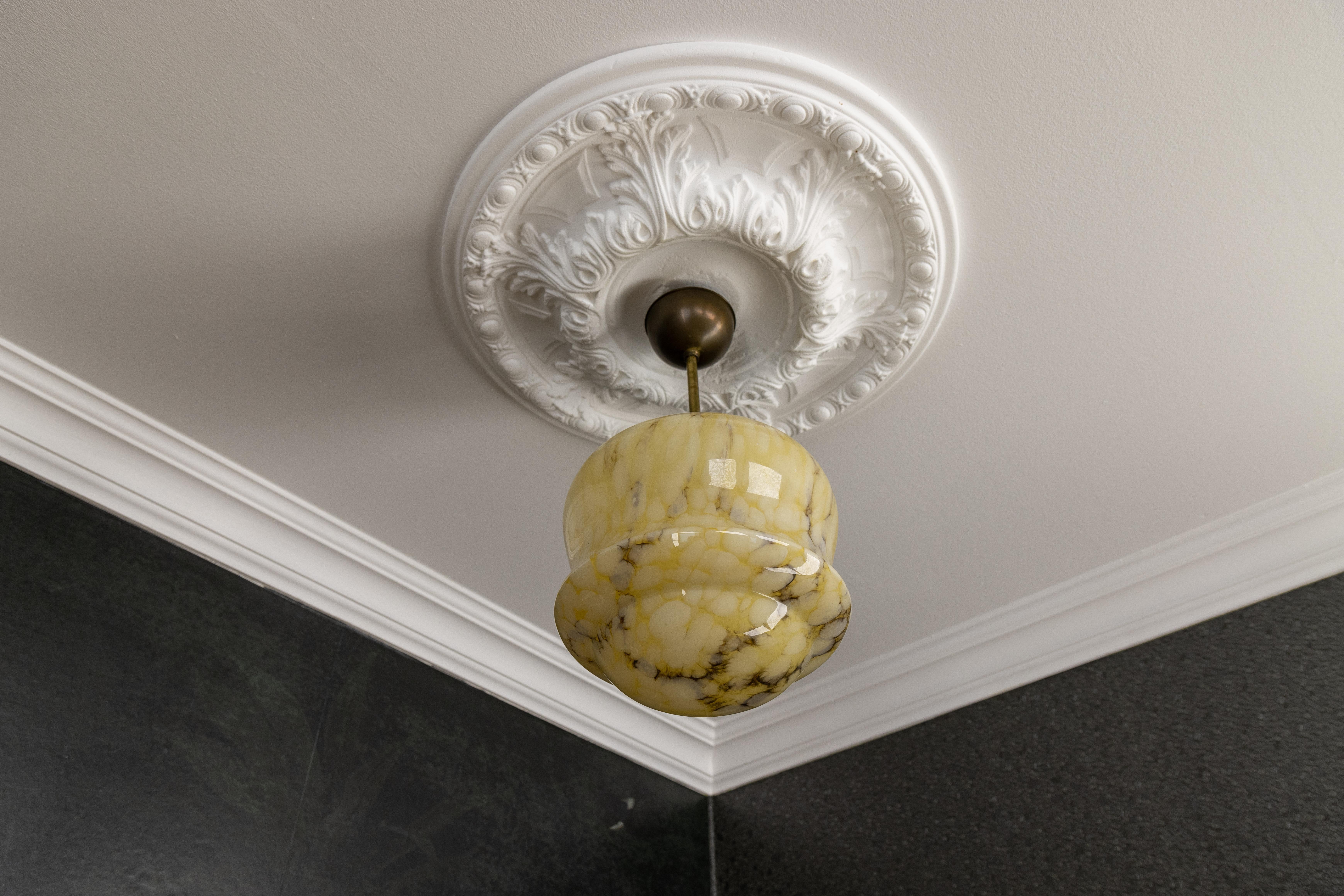 Lampada a sospensione in ottone e vetro ambrato marmorizzato Art Deco, Germania, anni '30 in vendita 4