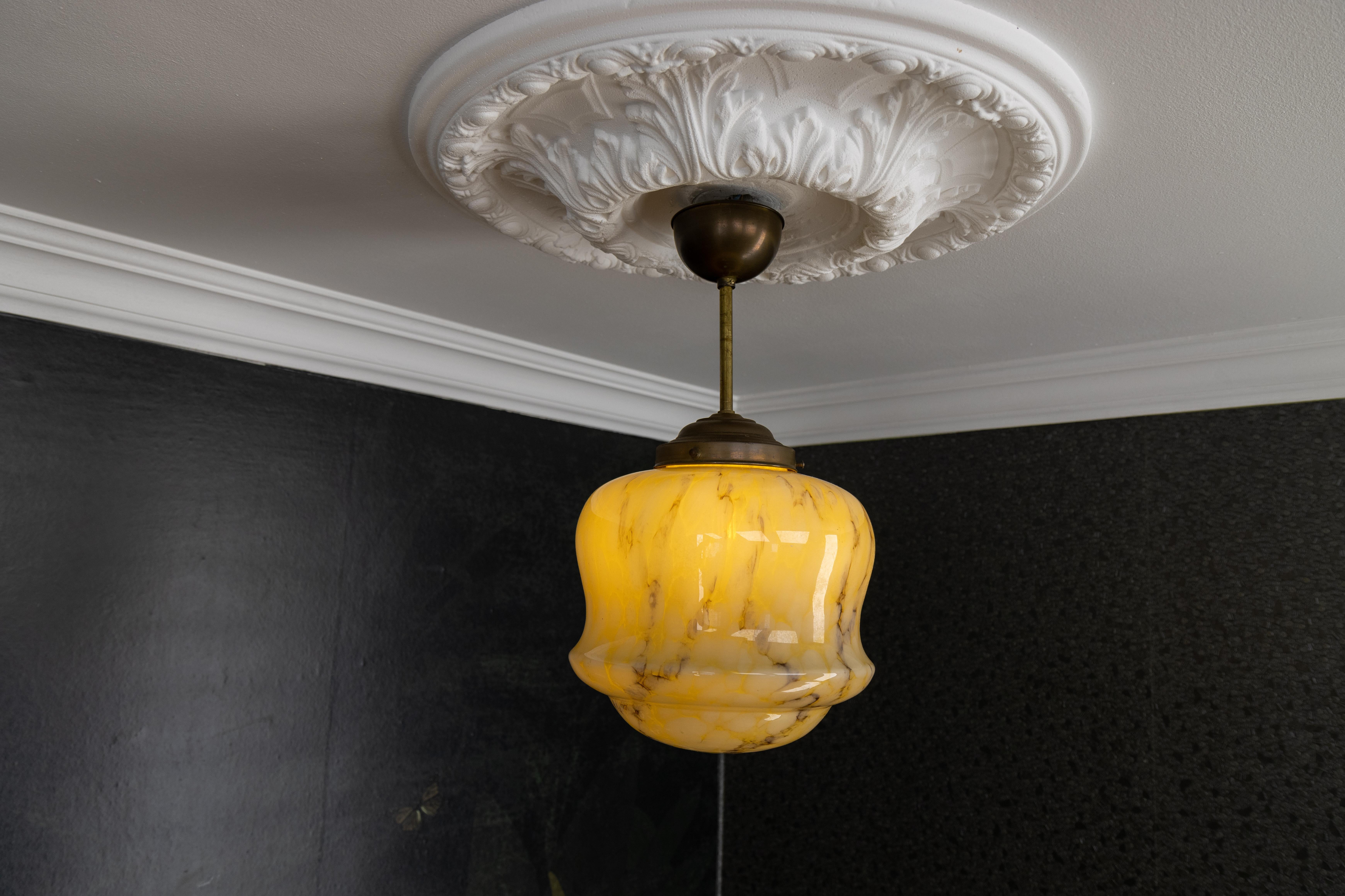 Lampada a sospensione in ottone e vetro ambrato marmorizzato Art Deco, Germania, anni '30 in vendita 5