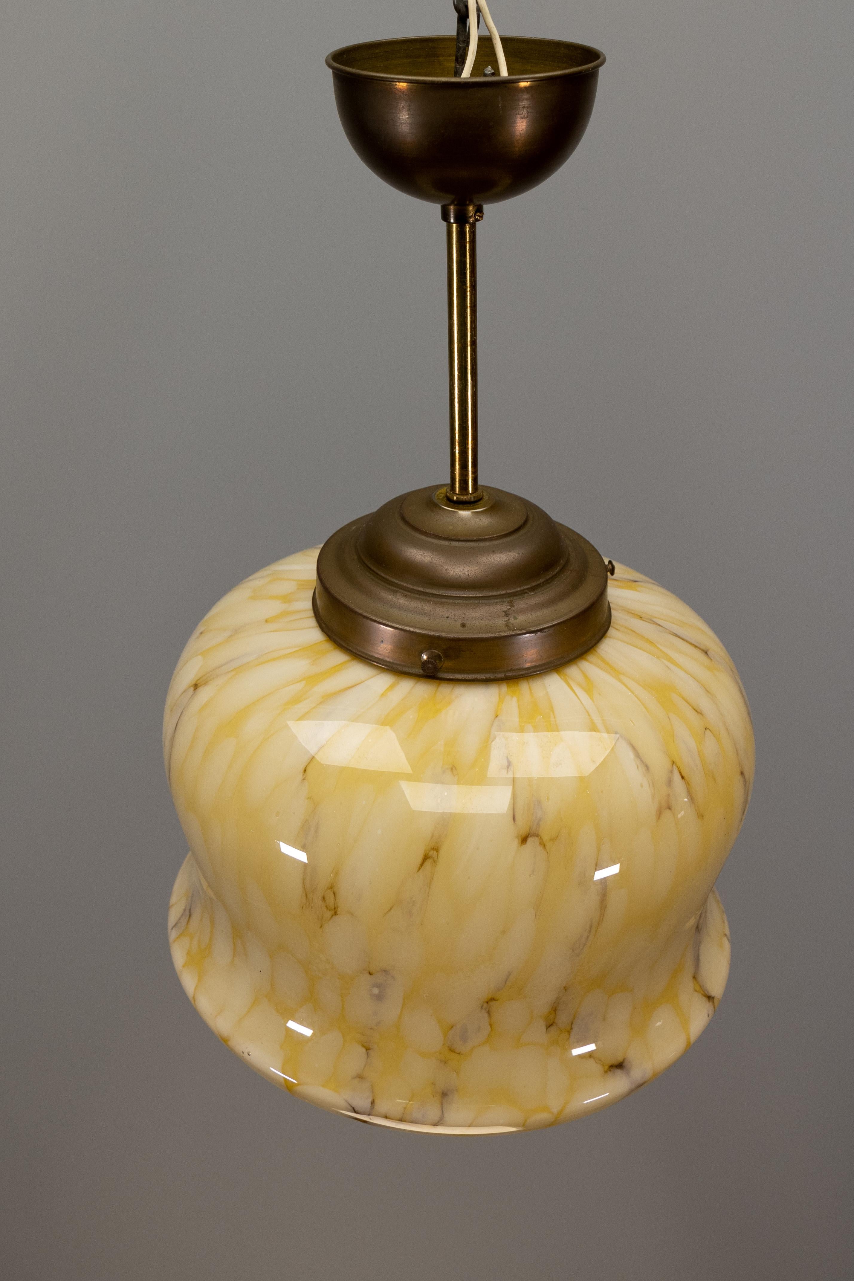 Lampada a sospensione in ottone e vetro ambrato marmorizzato Art Deco, Germania, anni '30 in vendita 7