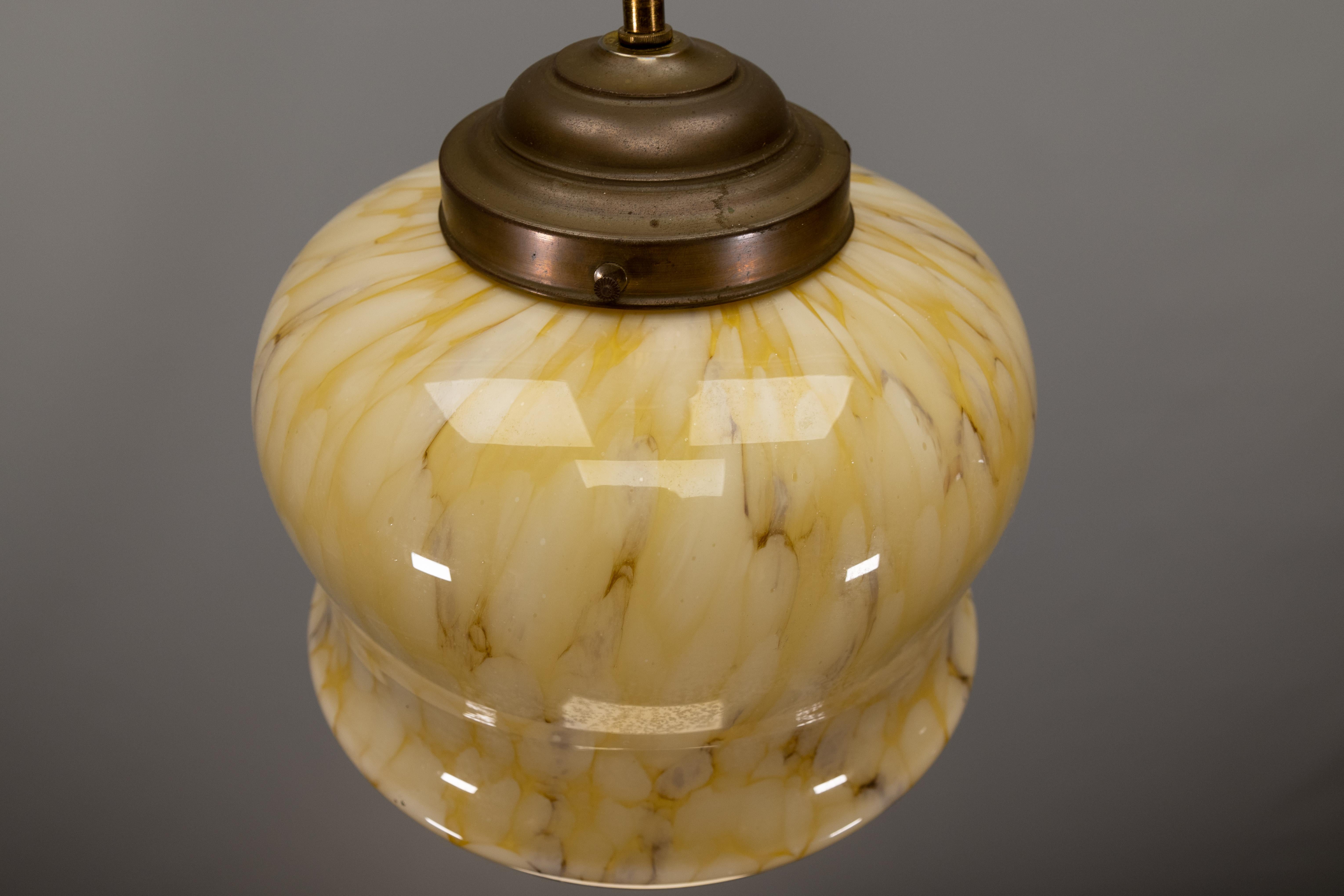 Lampada a sospensione in ottone e vetro ambrato marmorizzato Art Deco, Germania, anni '30 in vendita 8