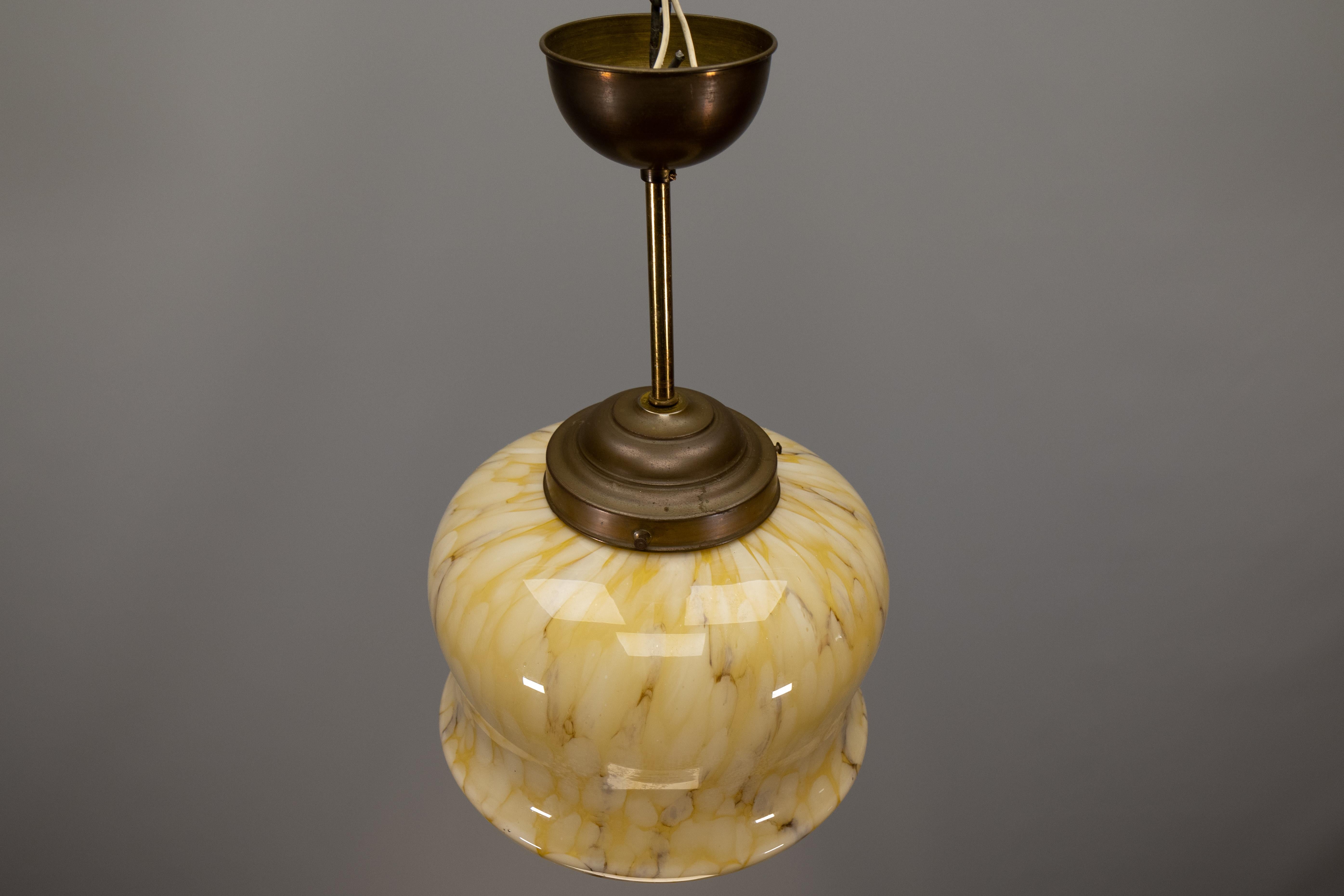 Lampada a sospensione in ottone e vetro ambrato marmorizzato Art Deco, Germania, anni '30 in vendita 9