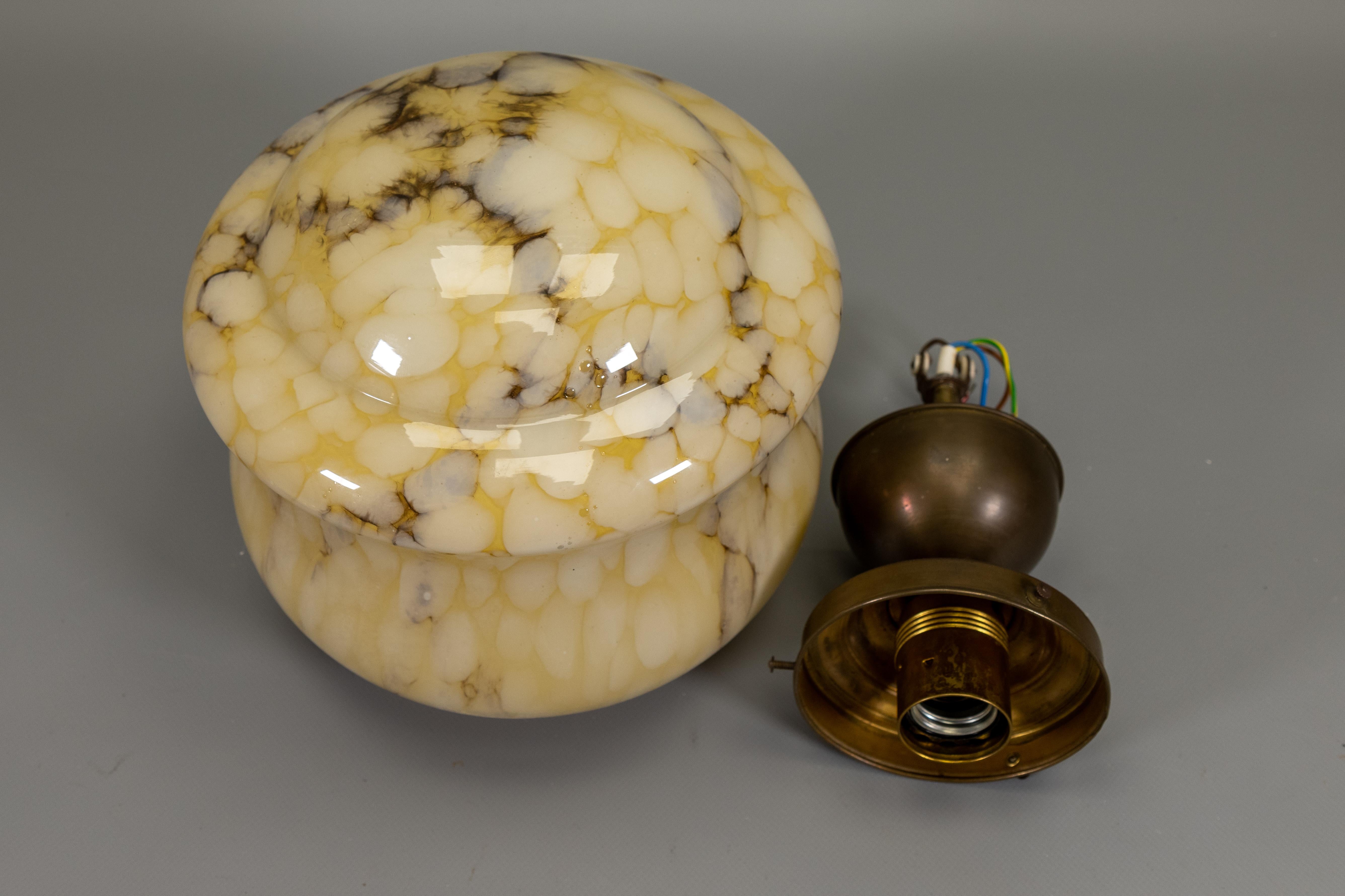 Lampada a sospensione in ottone e vetro ambrato marmorizzato Art Deco, Germania, anni '30 in vendita 10