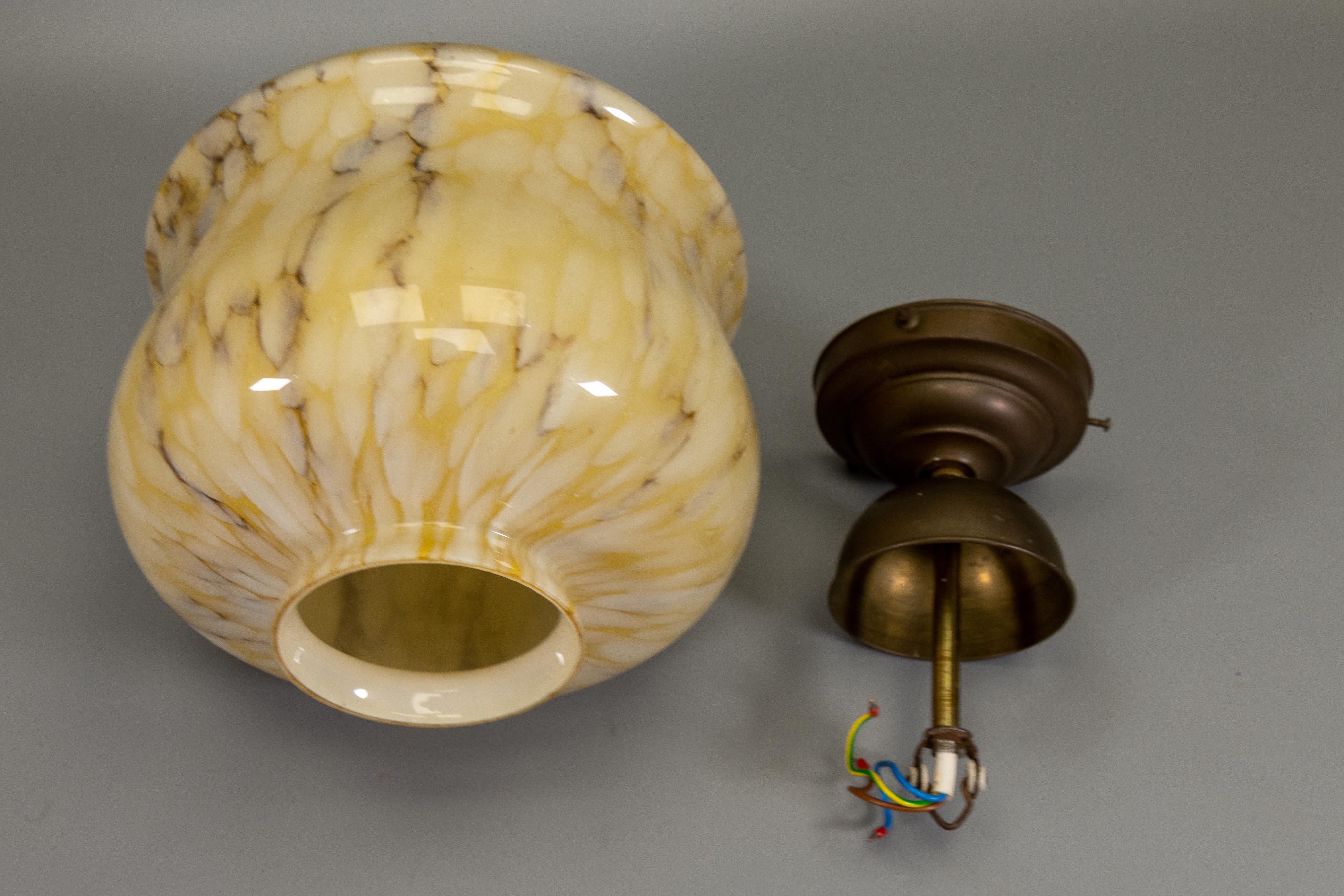Lampada a sospensione in ottone e vetro ambrato marmorizzato Art Deco, Germania, anni '30 in vendita 11