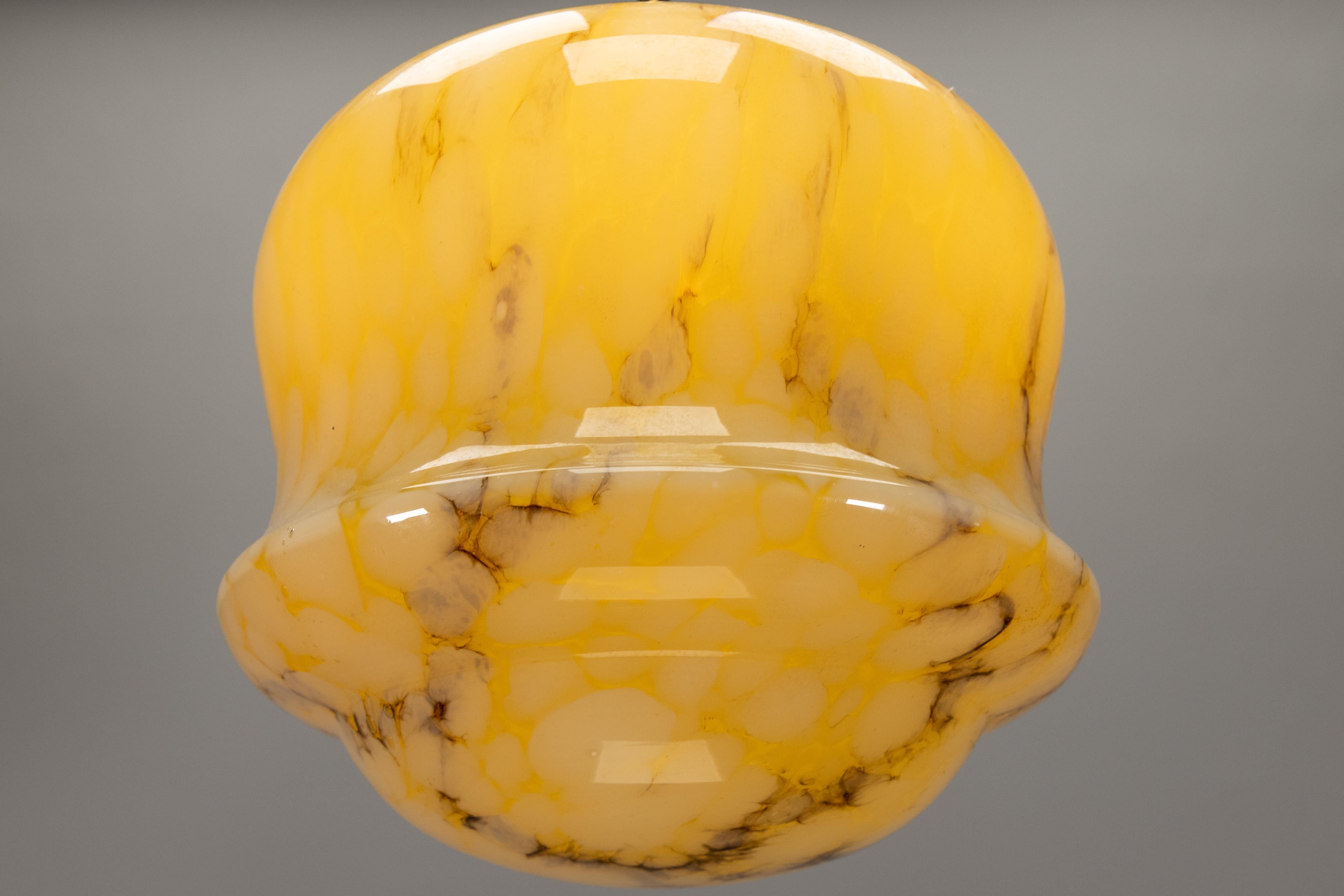 Art Déco Lampada a sospensione in ottone e vetro ambrato marmorizzato Art Deco, Germania, anni '30 in vendita