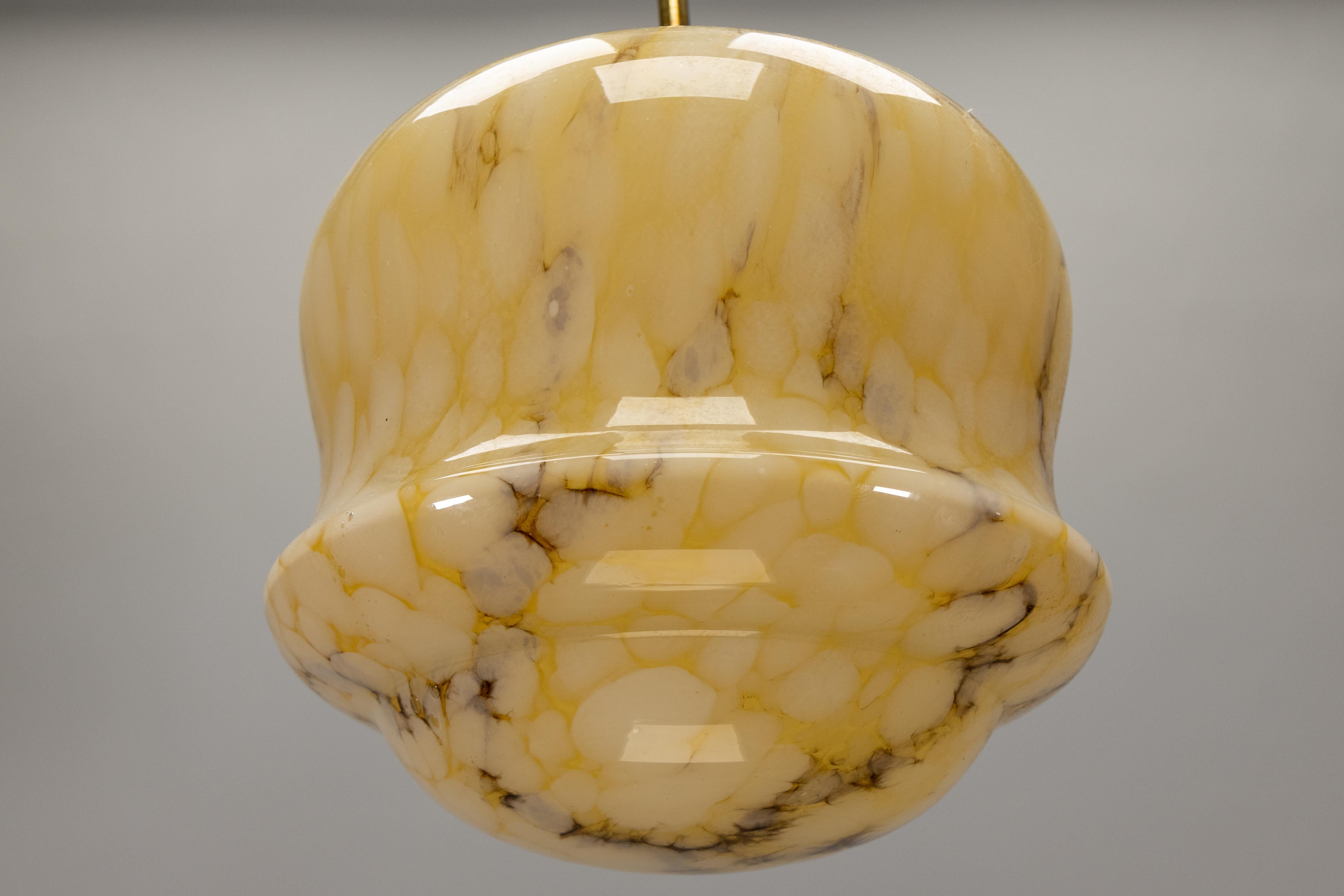 Tedesco Lampada a sospensione in ottone e vetro ambrato marmorizzato Art Deco, Germania, anni '30 in vendita