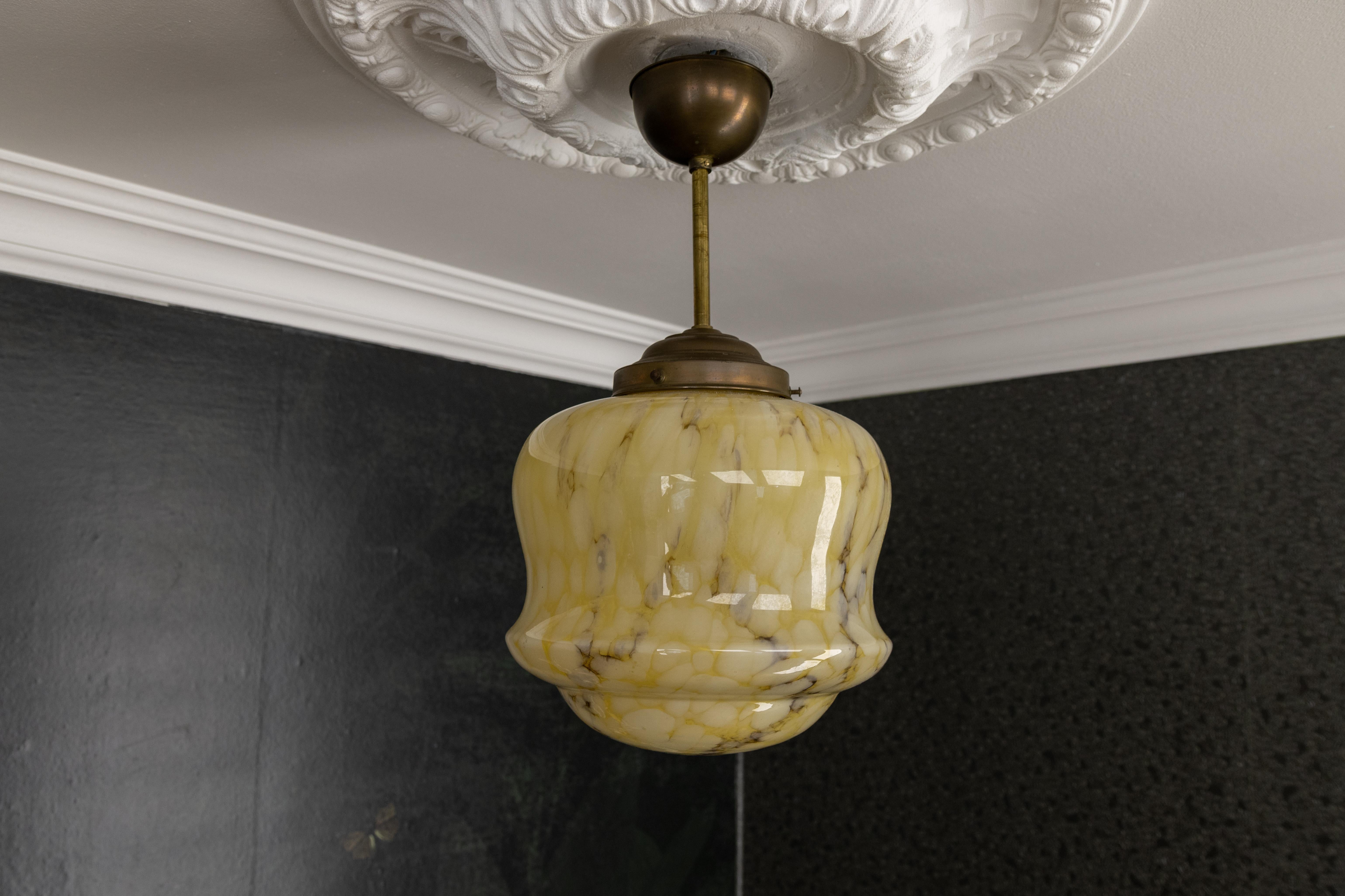 Lampada a sospensione in ottone e vetro ambrato marmorizzato Art Deco, Germania, anni '30 In condizioni buone in vendita a Barntrup, DE