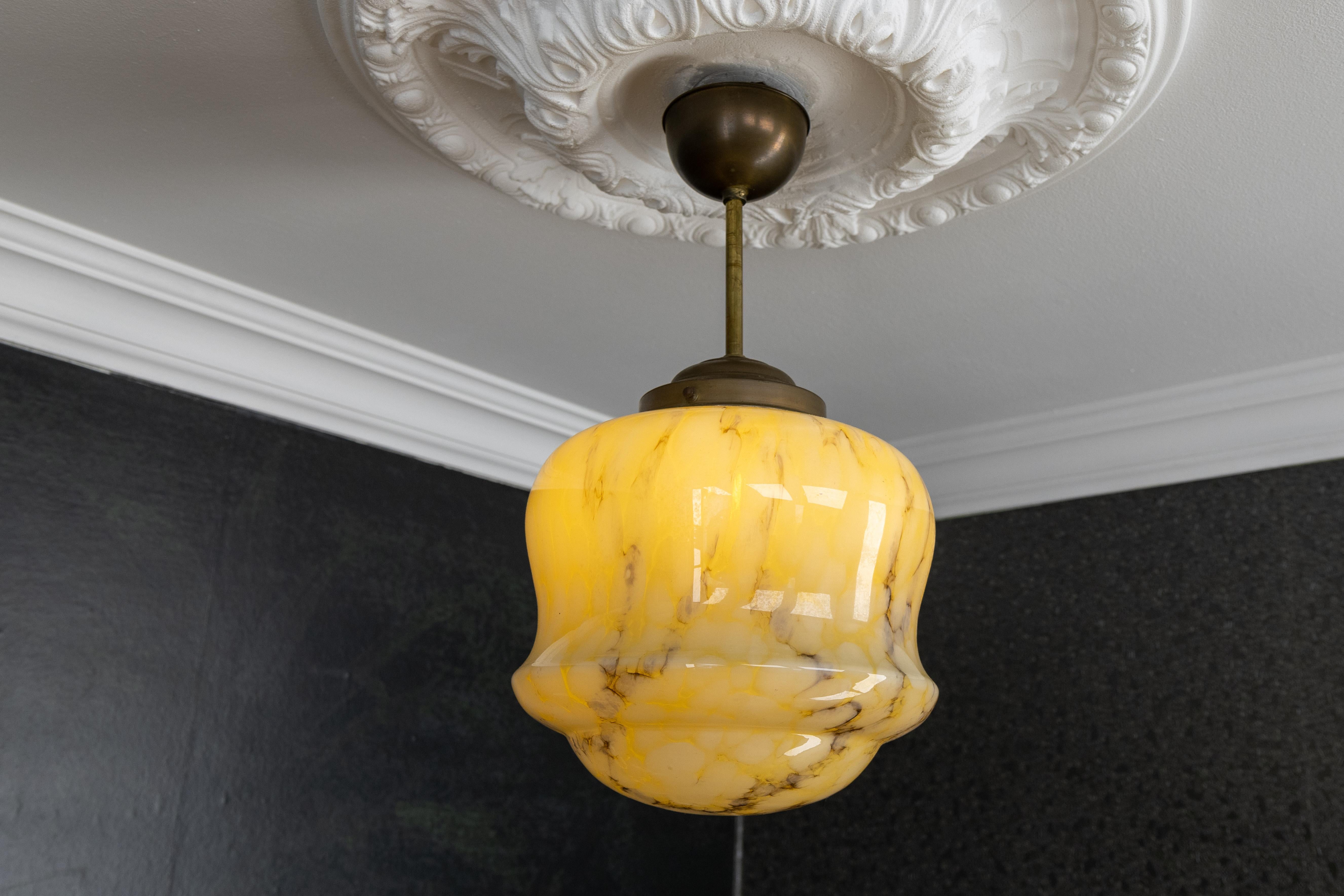 Metà XX secolo Lampada a sospensione in ottone e vetro ambrato marmorizzato Art Deco, Germania, anni '30 in vendita