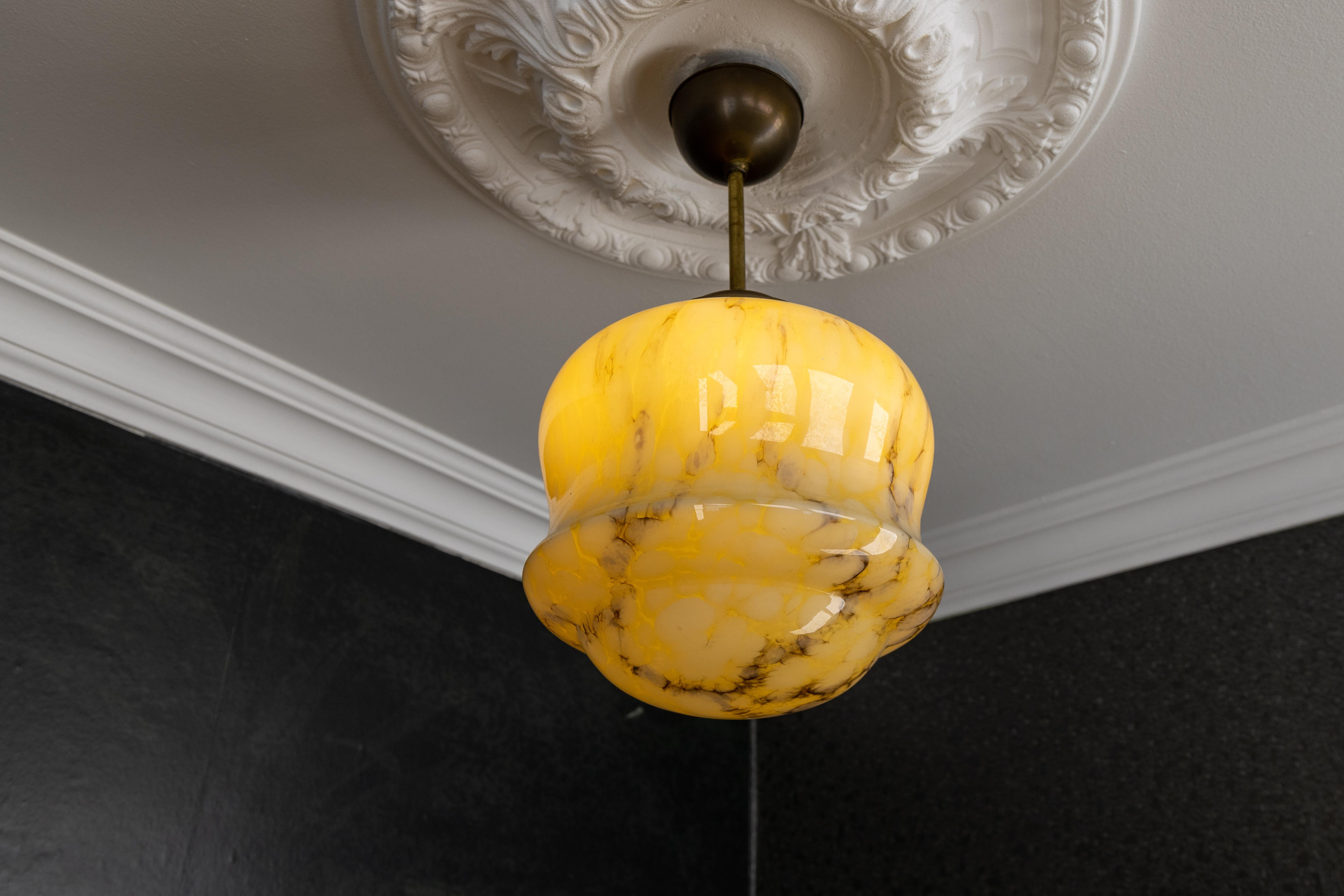 Ottone Lampada a sospensione in ottone e vetro ambrato marmorizzato Art Deco, Germania, anni '30 in vendita