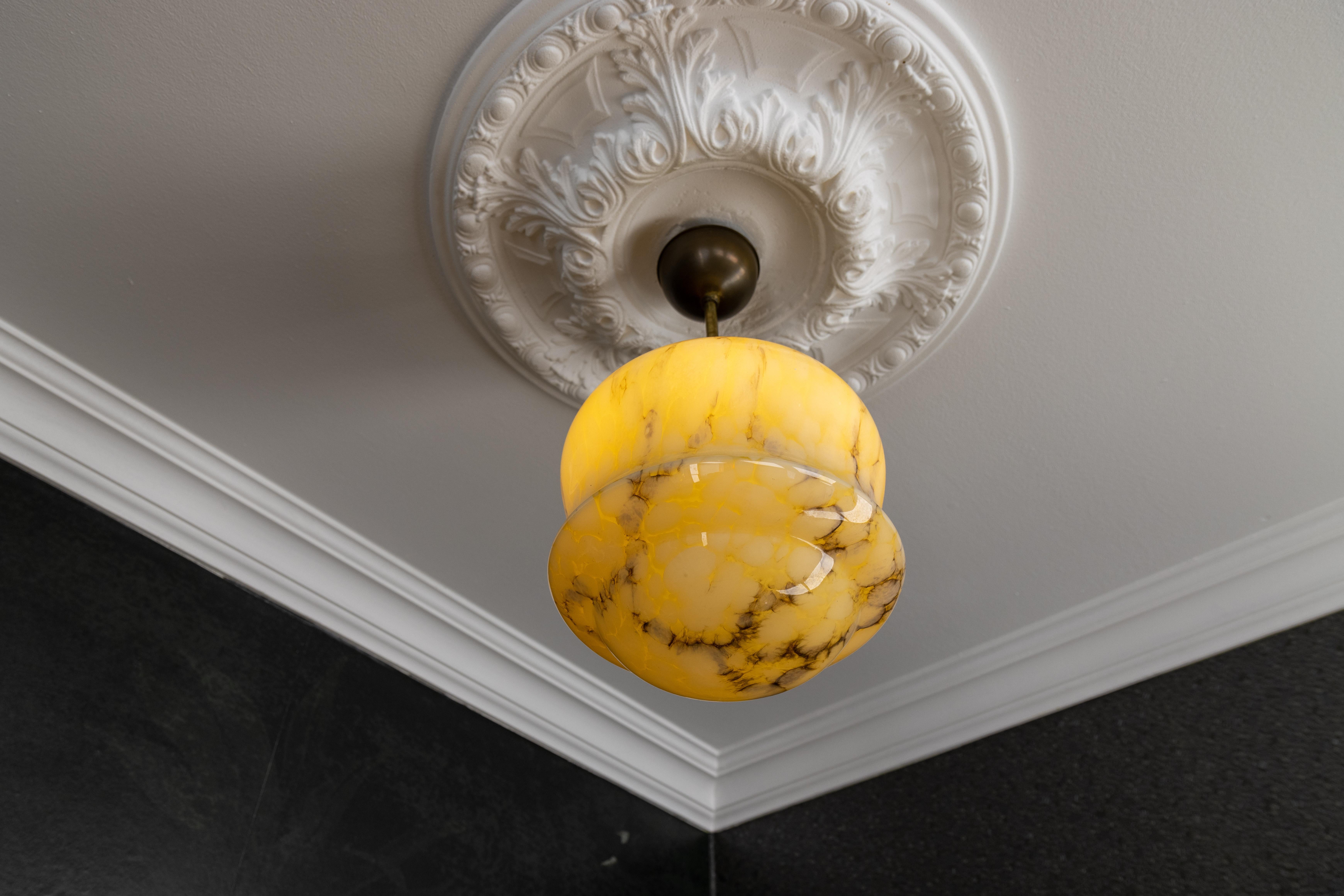 Lampada a sospensione in ottone e vetro ambrato marmorizzato Art Deco, Germania, anni '30 in vendita 1