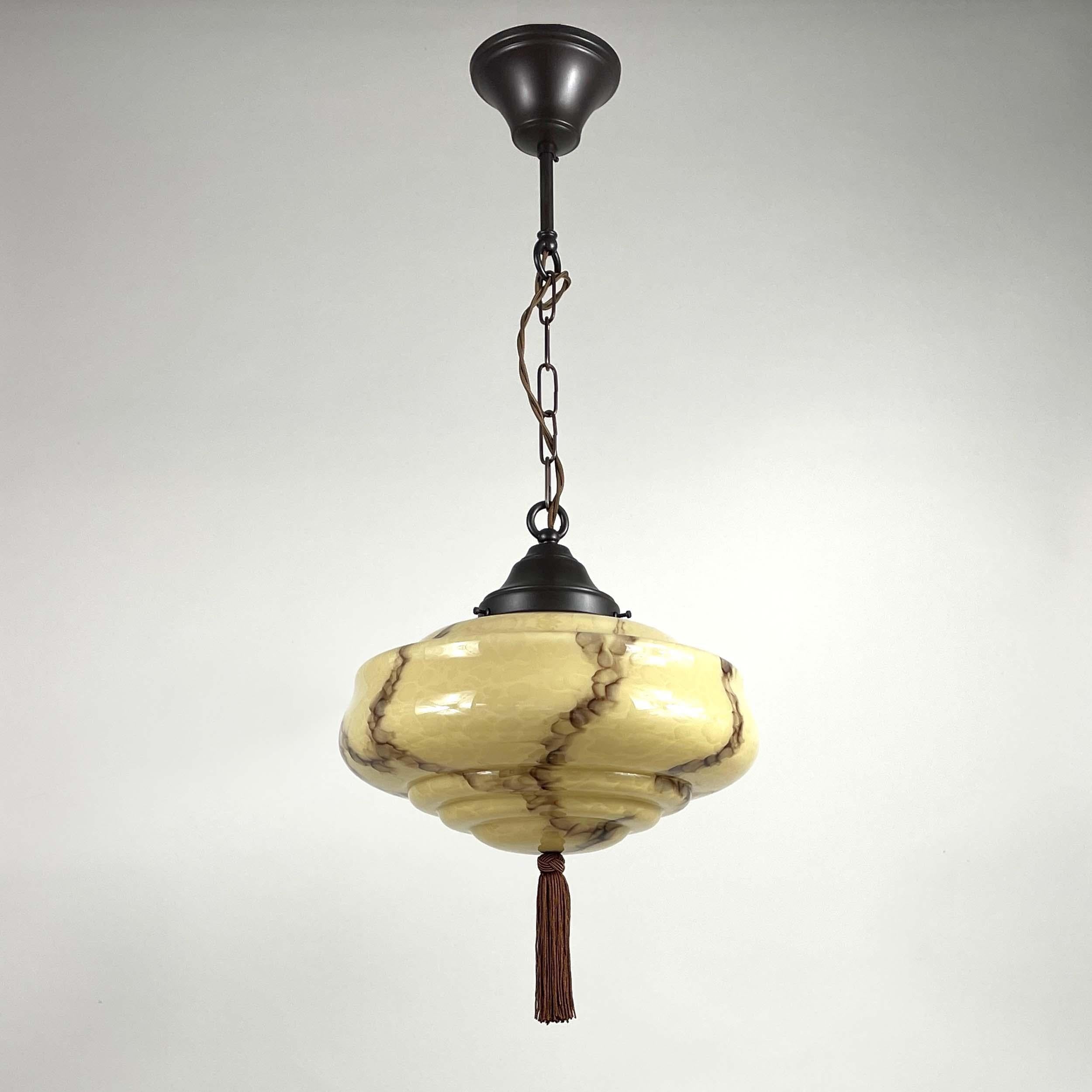 Pendentif Art déco en opaline crème marbrée et bronze avec pompon, Allemagne, années 1920- 1930 en vente 7