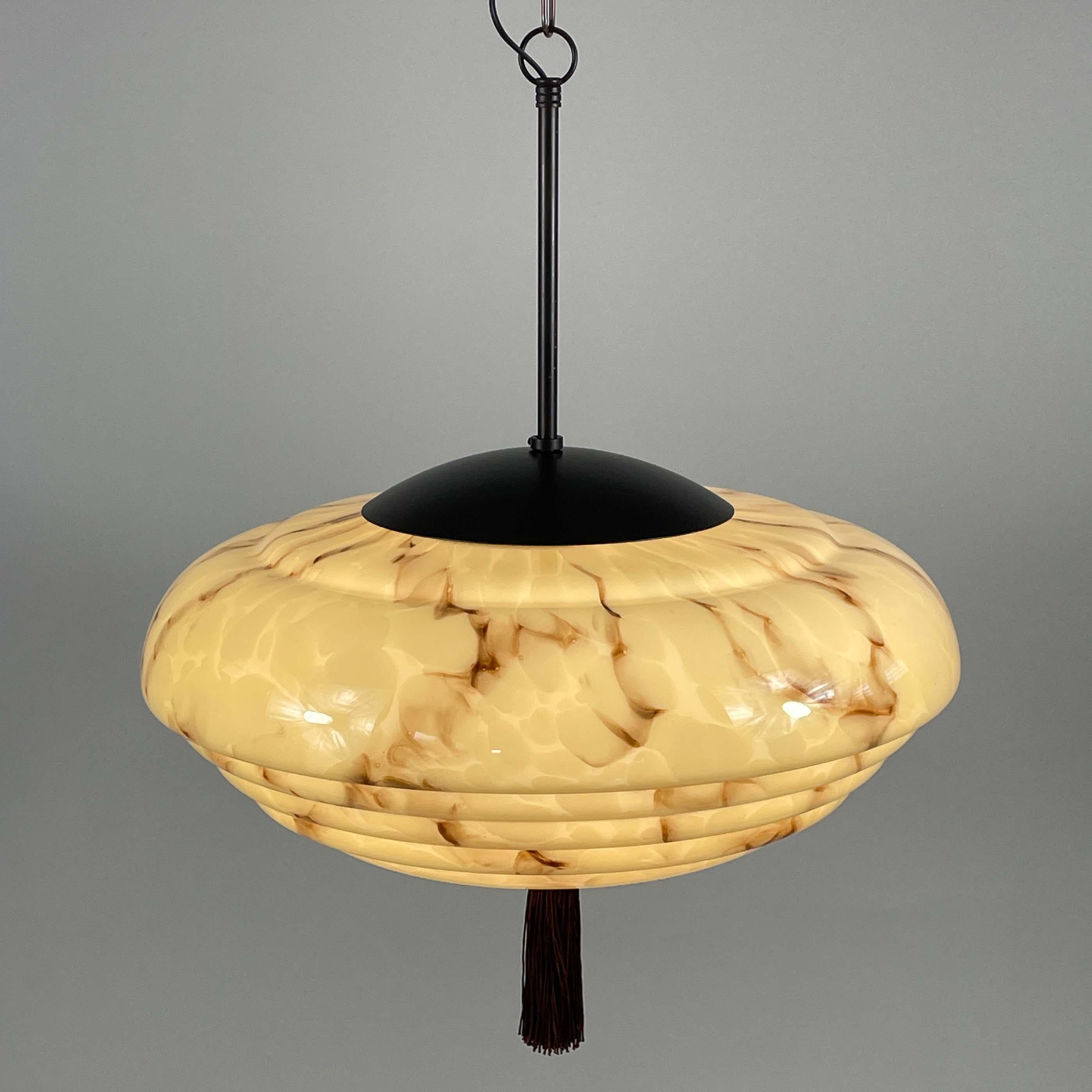 Milieu du XXe siècle Pendentif Art déco en opaline crème marbrée et bronze avec pompon, Allemagne, années 1920- 1930 en vente