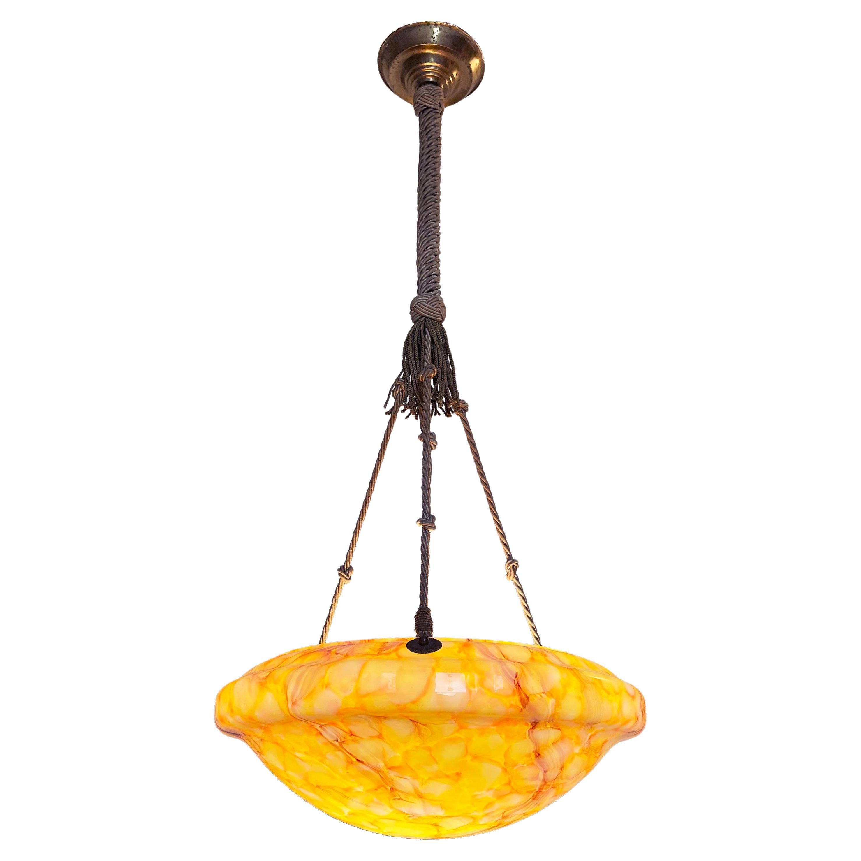 Ciondolo in vetro a spirale arancione, bianco naturale e rosso scuro, realizzato a mano con colori caldi e vibranti.
Questo vetro potrebbe essere stato prodotto a Murano, ma anche in Germania, Francia e Belgio.
Il modo di mescolare i colori era