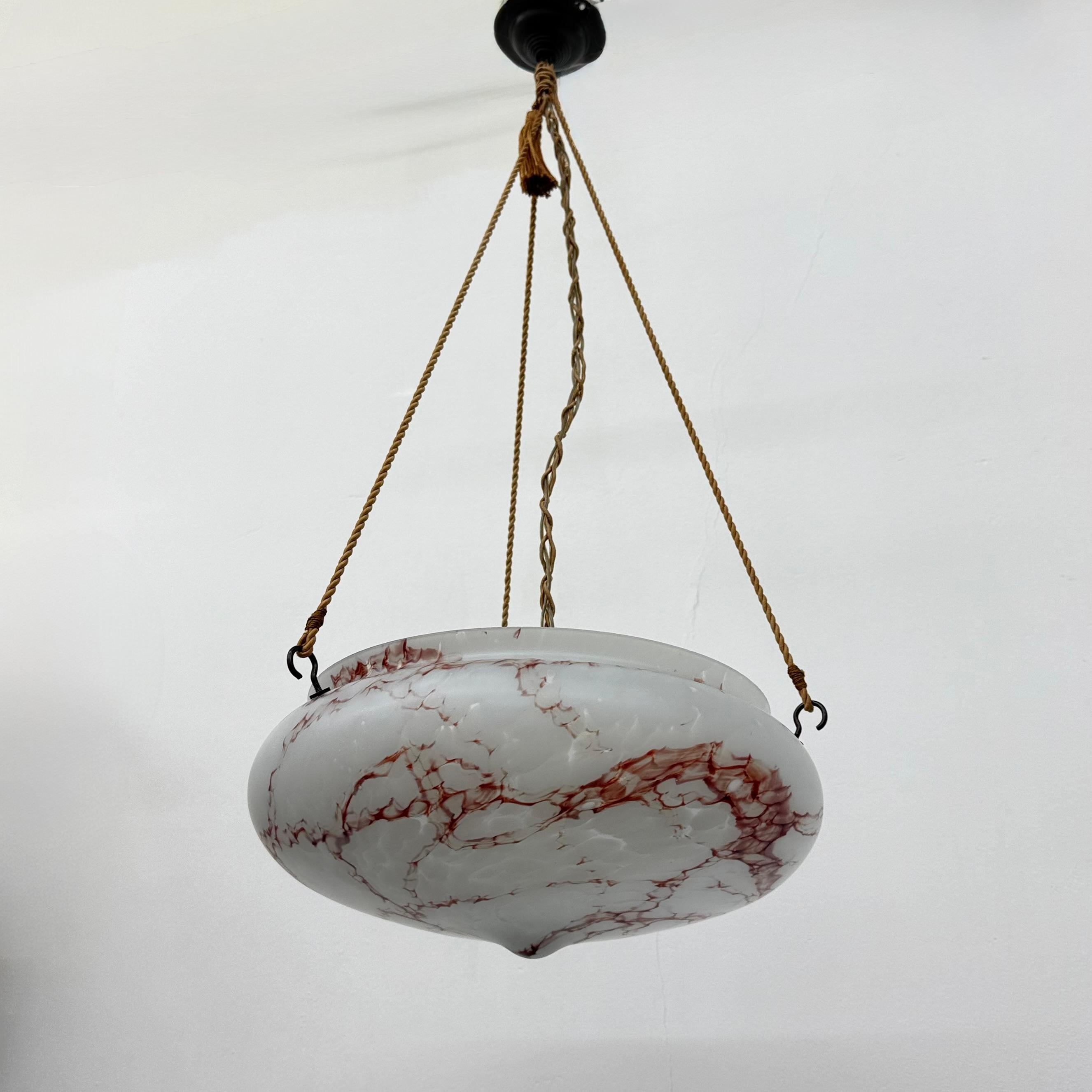 Lampada a sospensione in vetro marmorizzato Art déco, anni '50 in vendita 4
