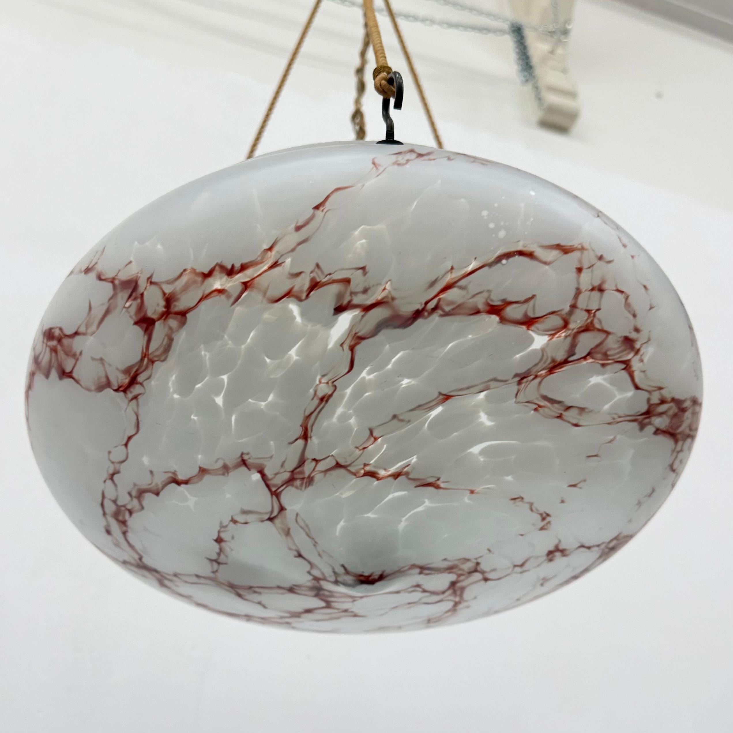 Lampada a sospensione in vetro marmorizzato Art déco, anni '50 in vendita 6