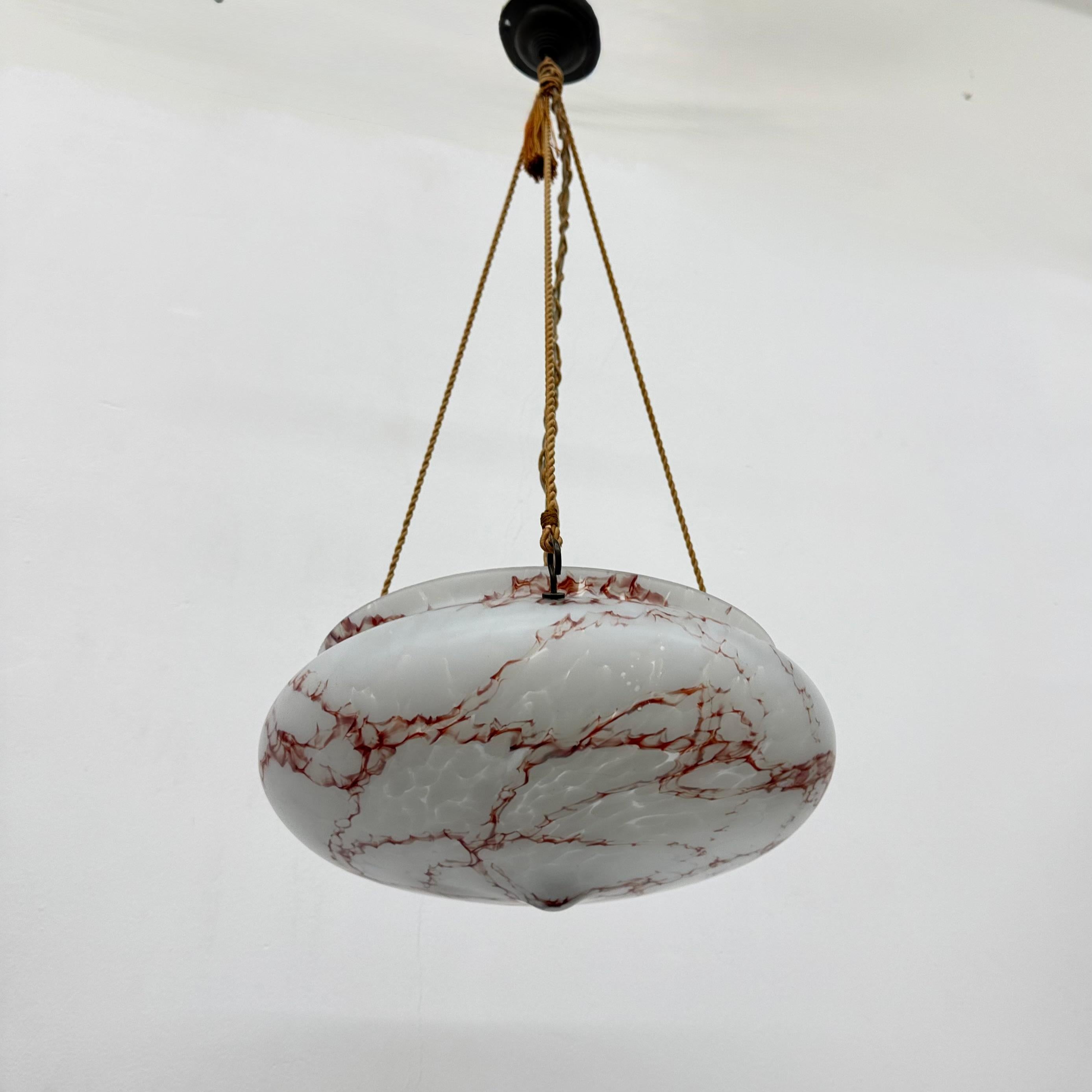 Lampada a sospensione in vetro marmorizzato Art déco, anni '50 in vendita 9