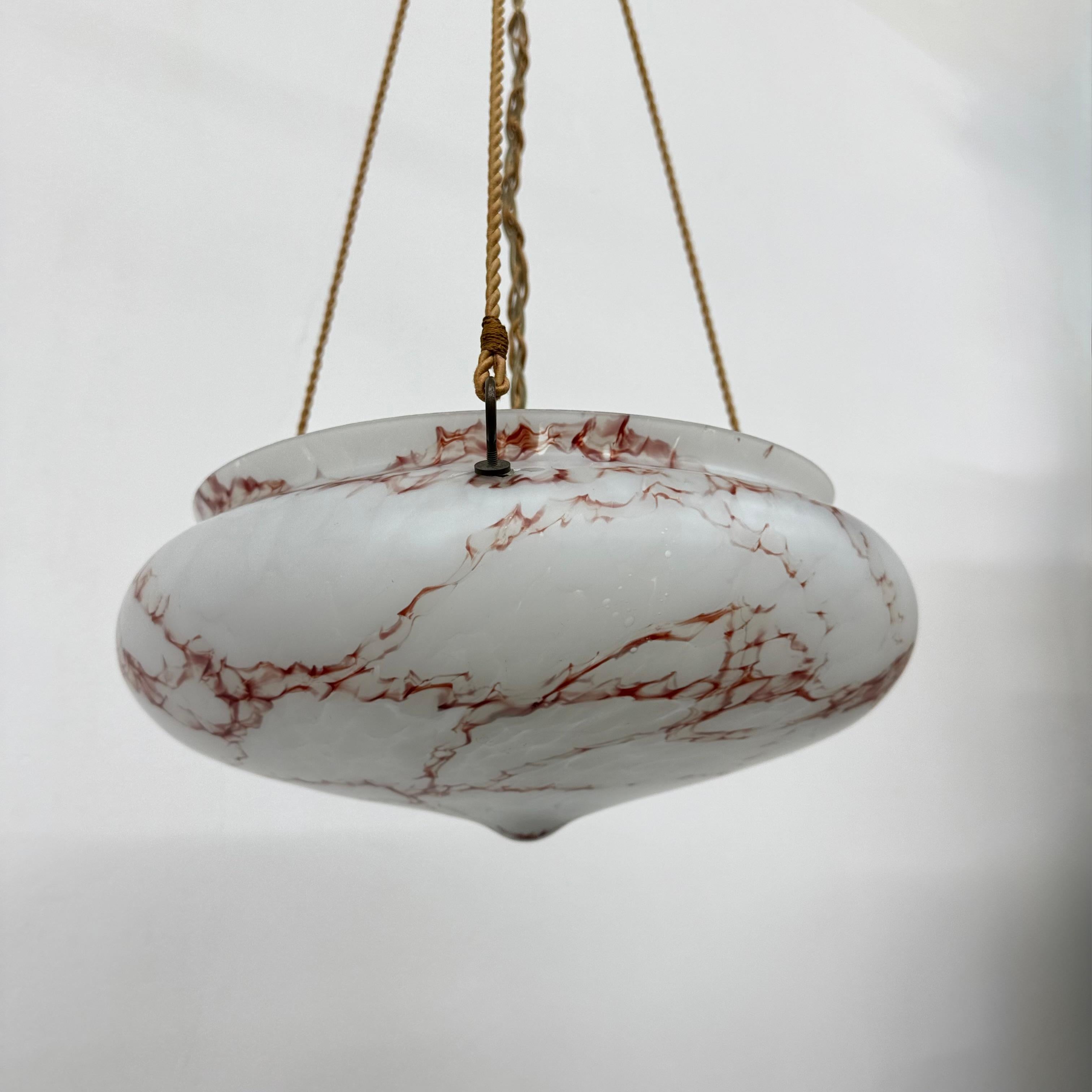 Art Déco Lampada a sospensione in vetro marmorizzato Art déco, anni '50 in vendita