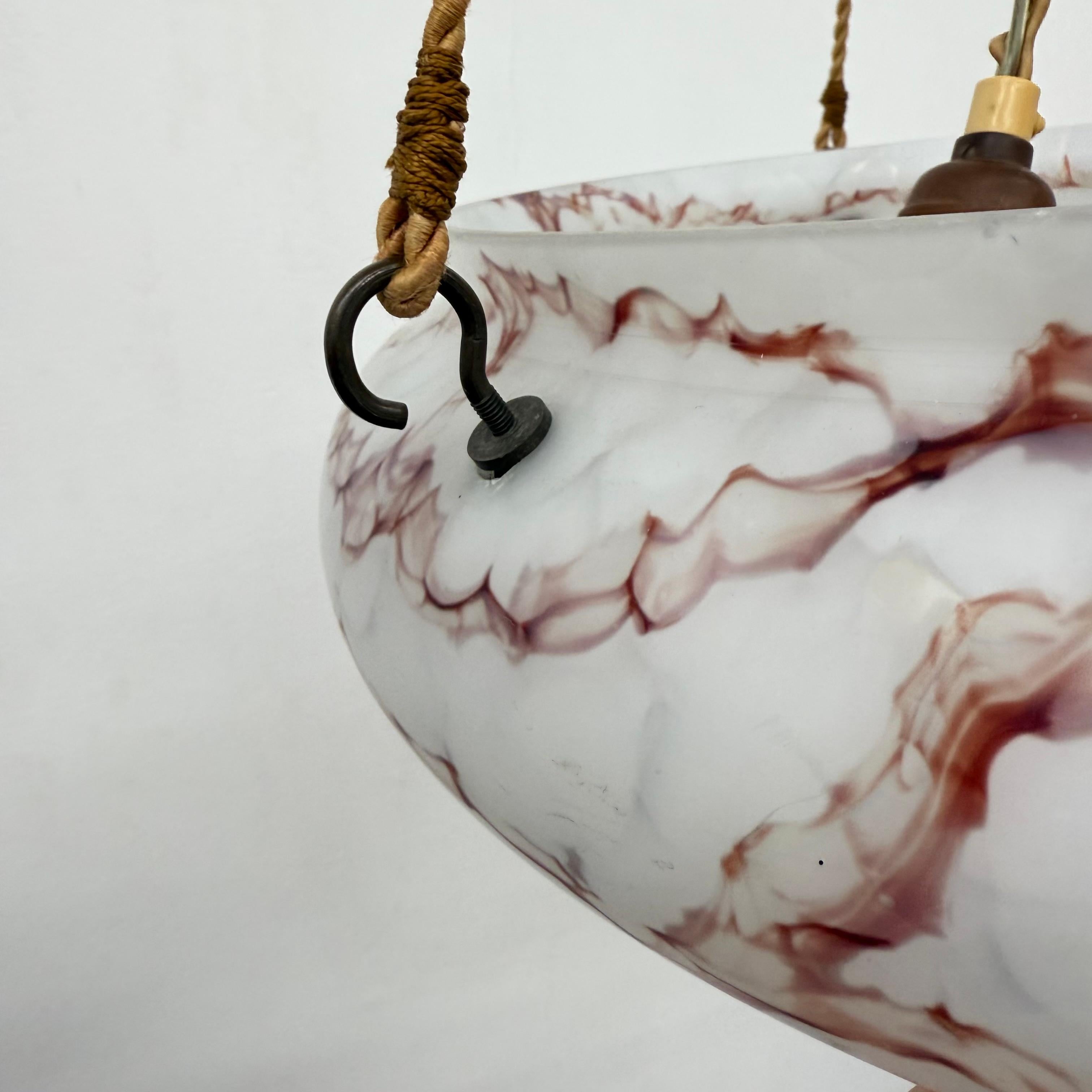 Metà XX secolo Lampada a sospensione in vetro marmorizzato Art déco, anni '50 in vendita