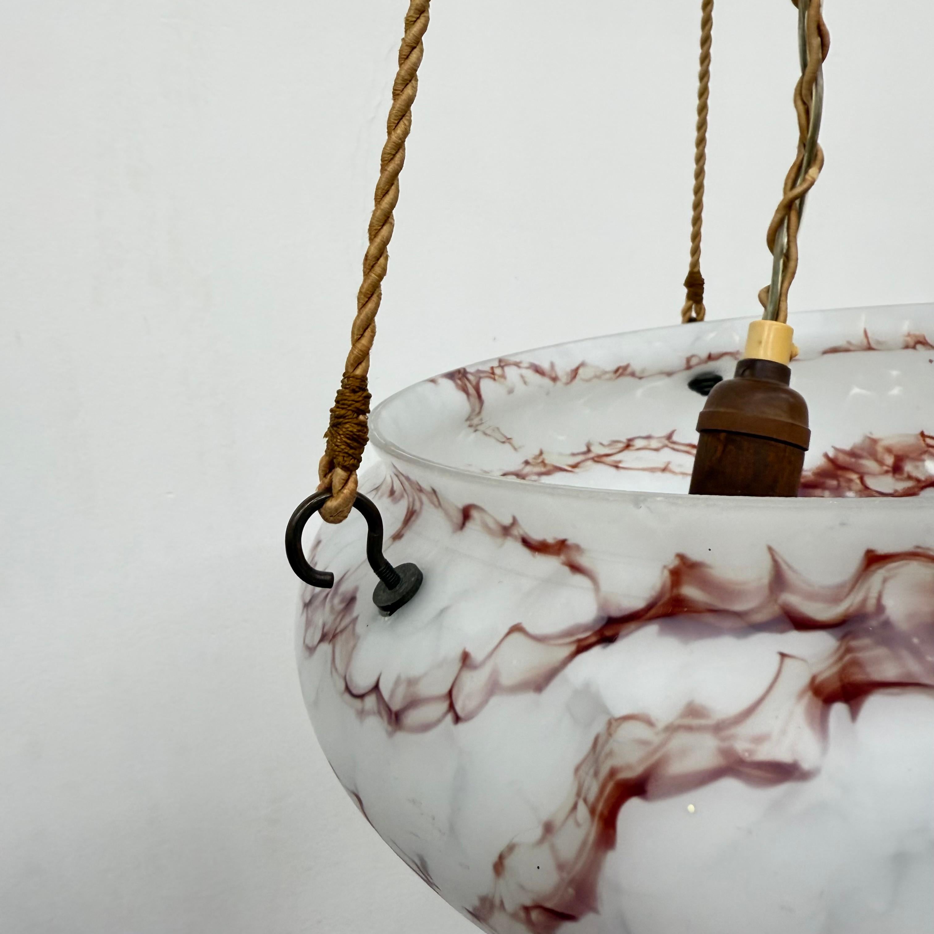 Vetro Lampada a sospensione in vetro marmorizzato Art déco, anni '50 in vendita