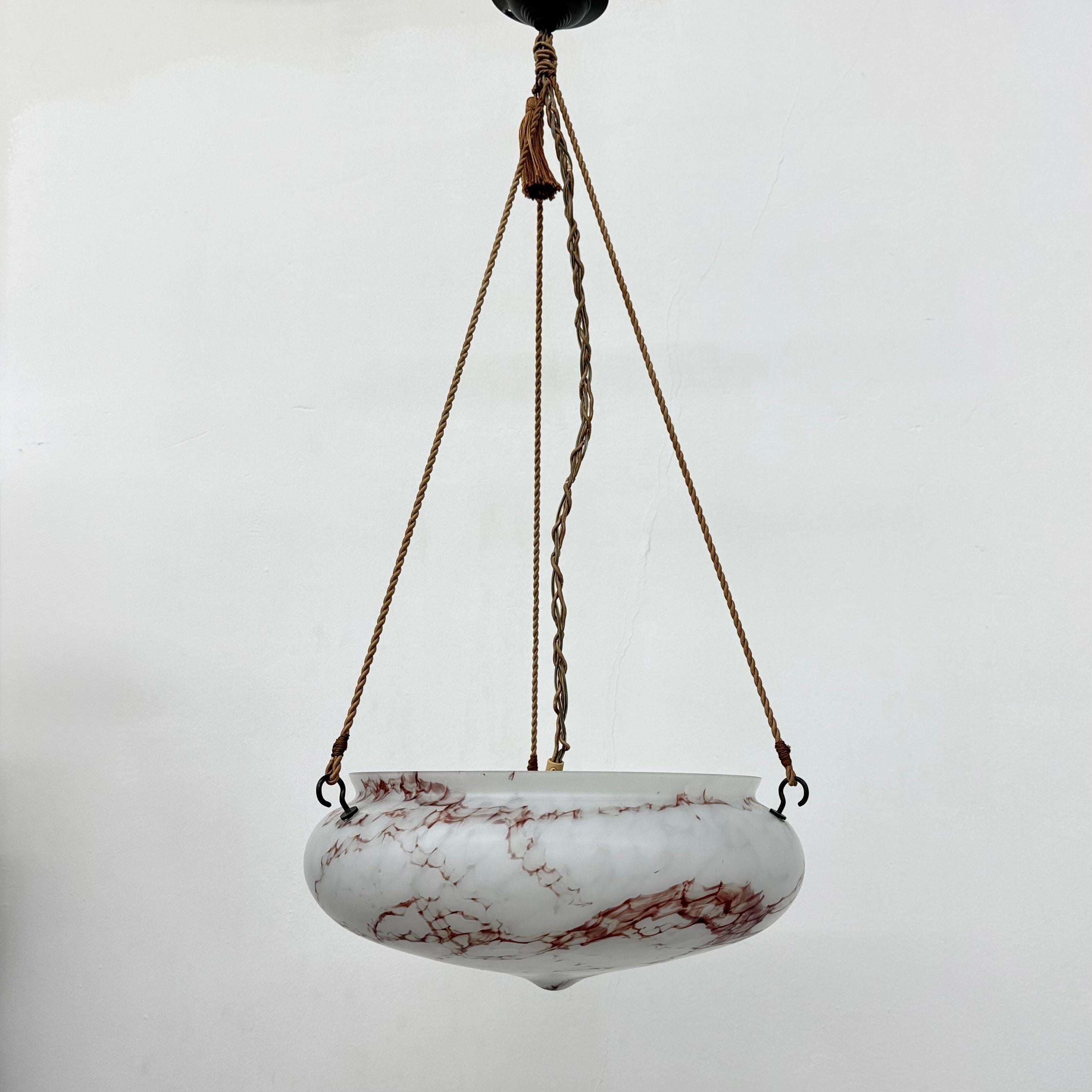 Lampada a sospensione in vetro marmorizzato Art déco, anni '50 in vendita 1