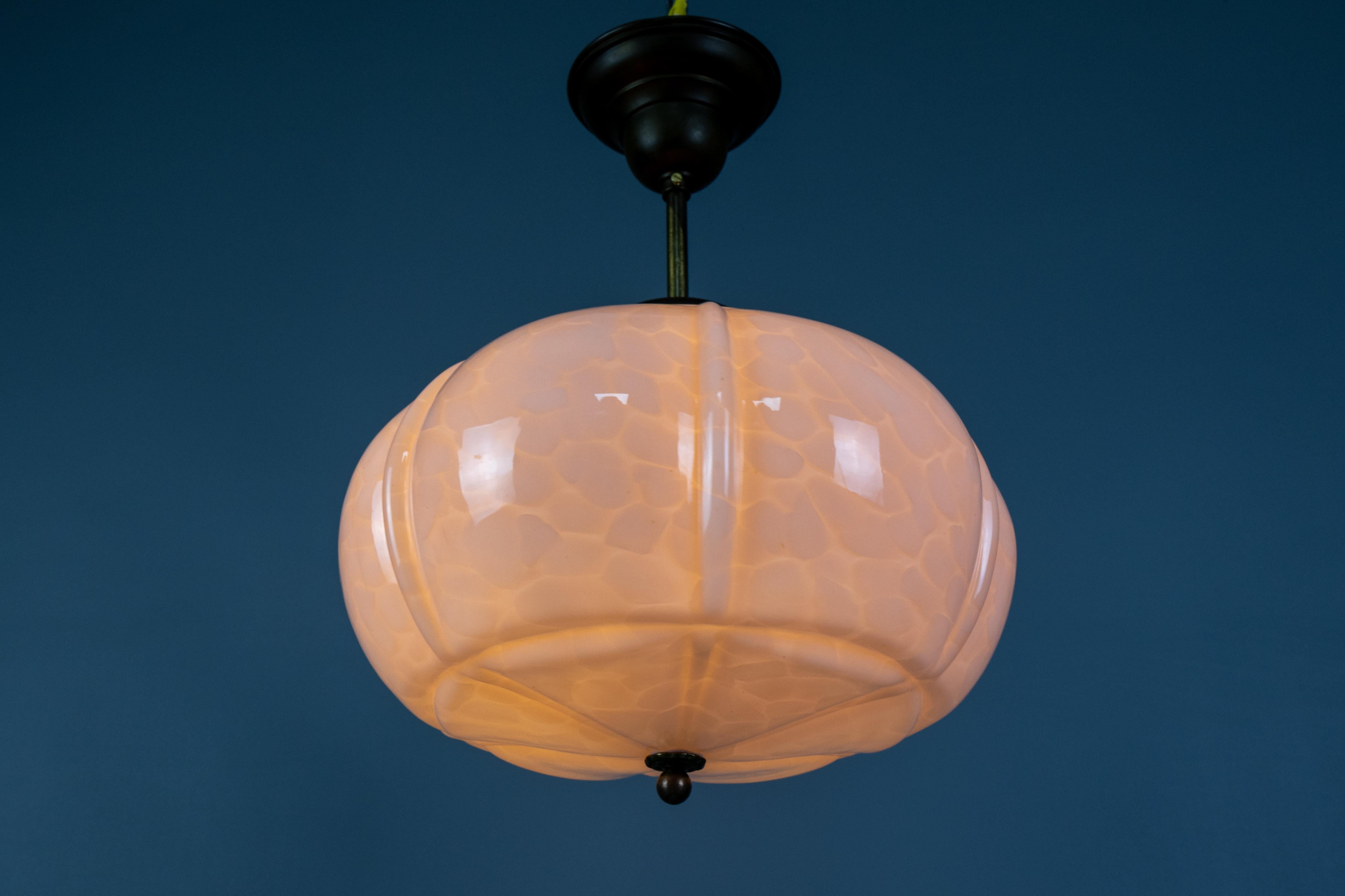 Art Deco Marbled Light Pink Glass and Brass Pendant Light, Germany, 1930s In Good Condition For Sale In Barntrup, DE