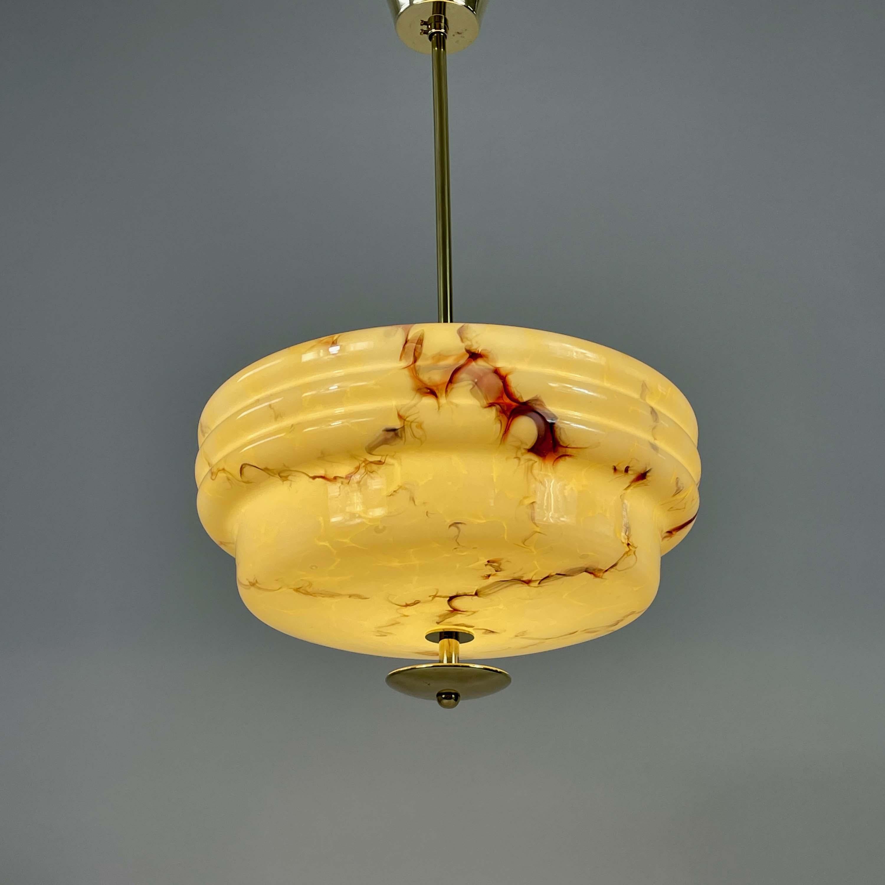 Colgante Art Déco de vidrio opalino jaspeado y latón, Alemania Años 30 en venta 3