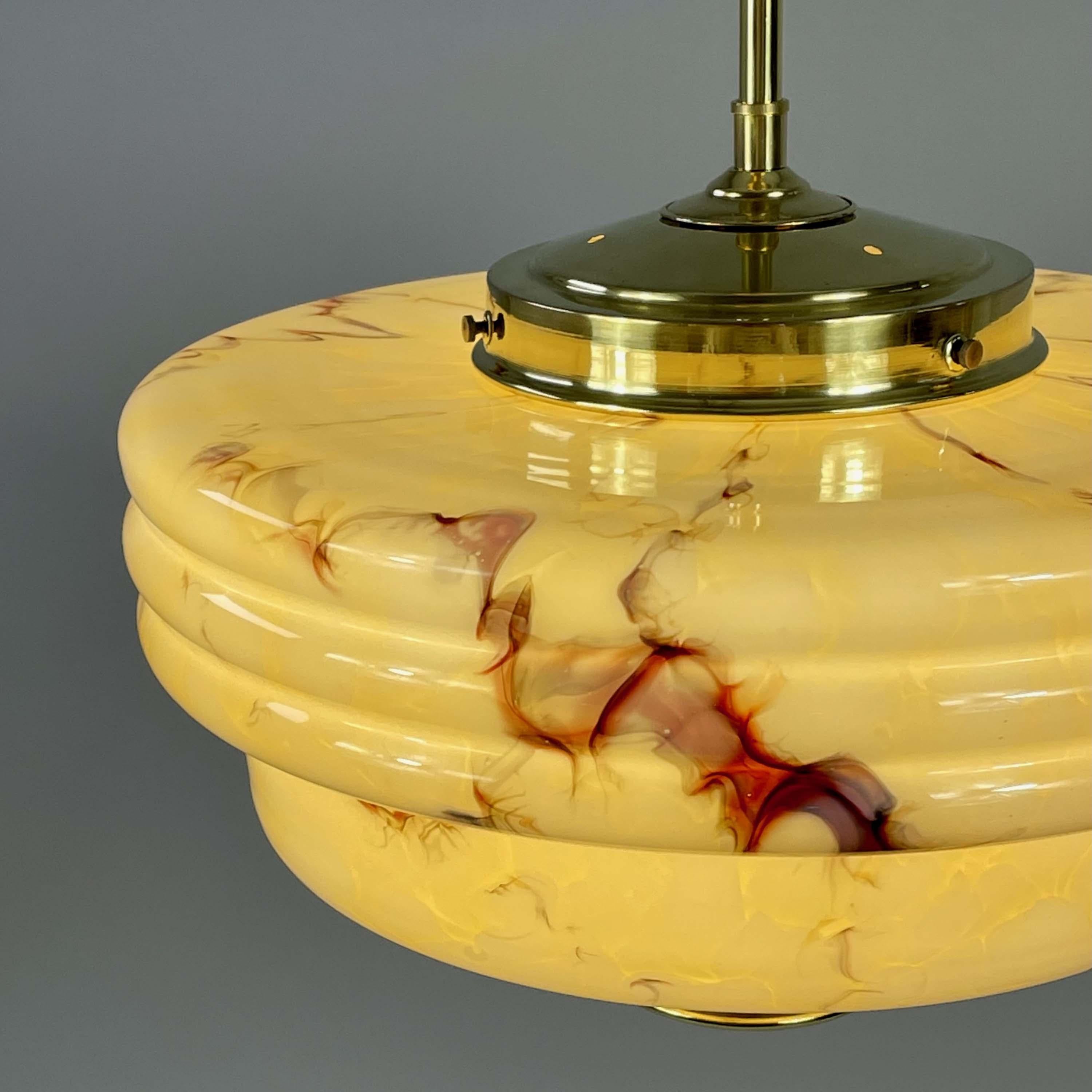 Colgante Art Déco de vidrio opalino jaspeado y latón, Alemania Años 30 en venta 4