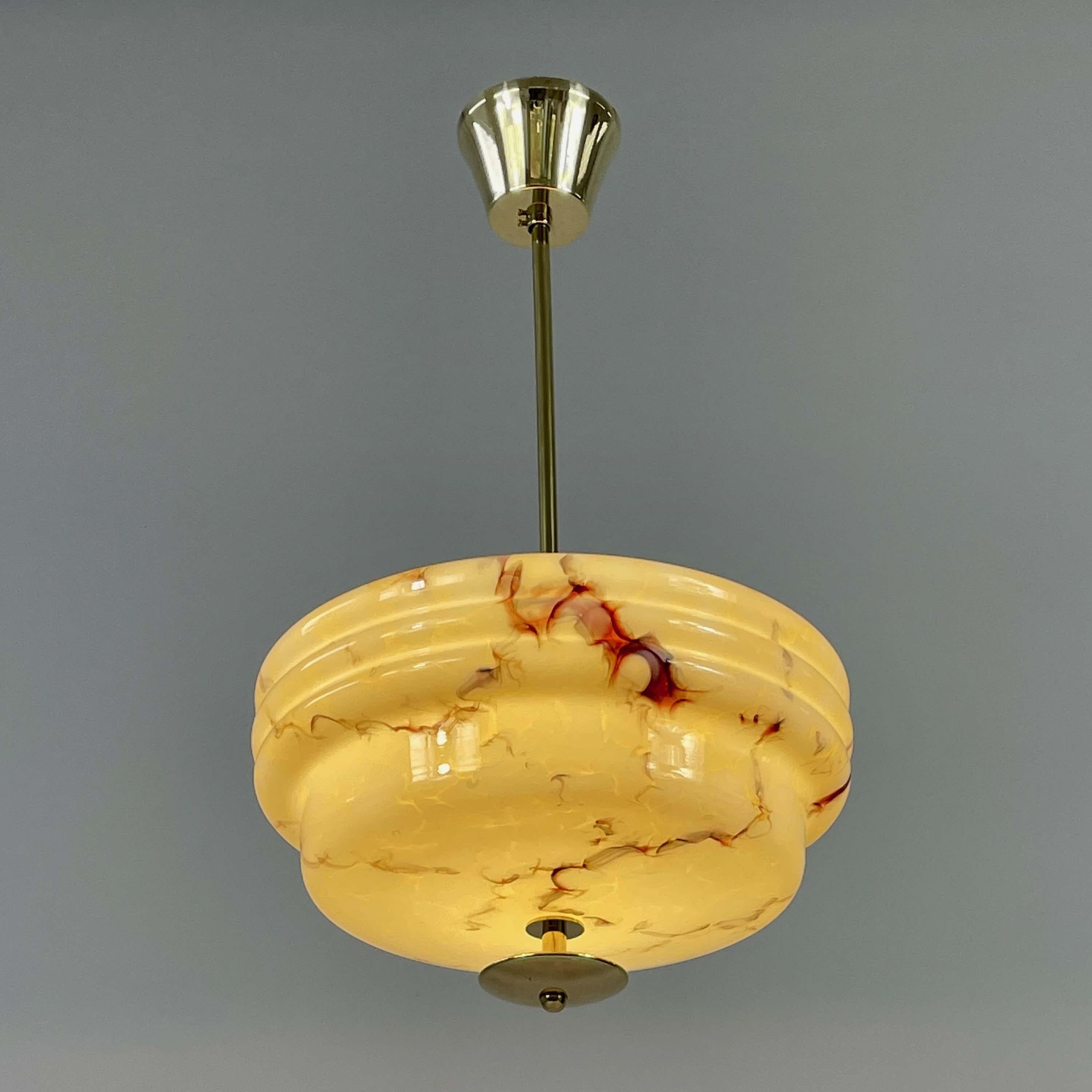 Colgante Art Déco de vidrio opalino jaspeado y latón, Alemania Años 30 en venta 5