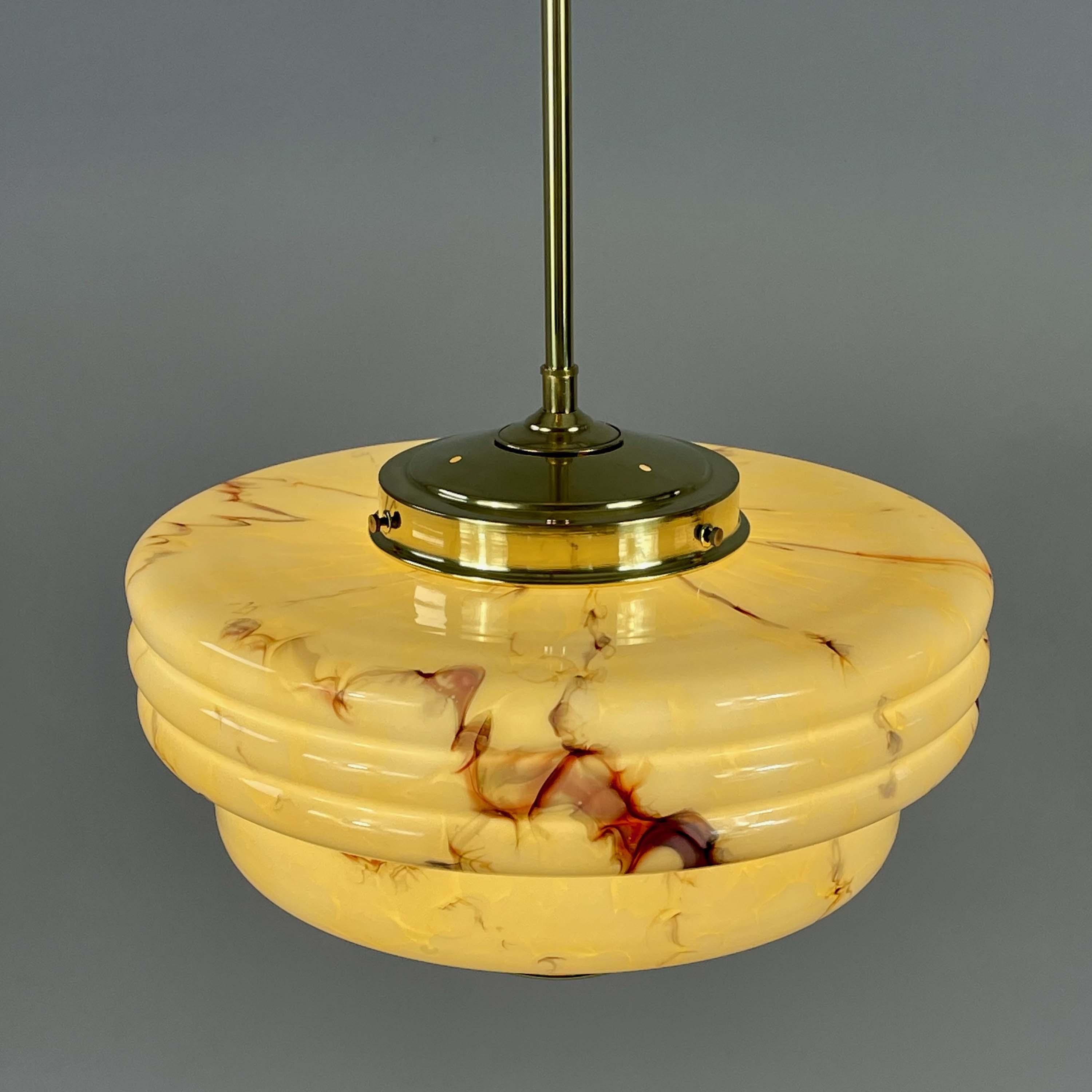 Colgante Art Déco de vidrio opalino jaspeado y latón, Alemania Años 30 en venta 6