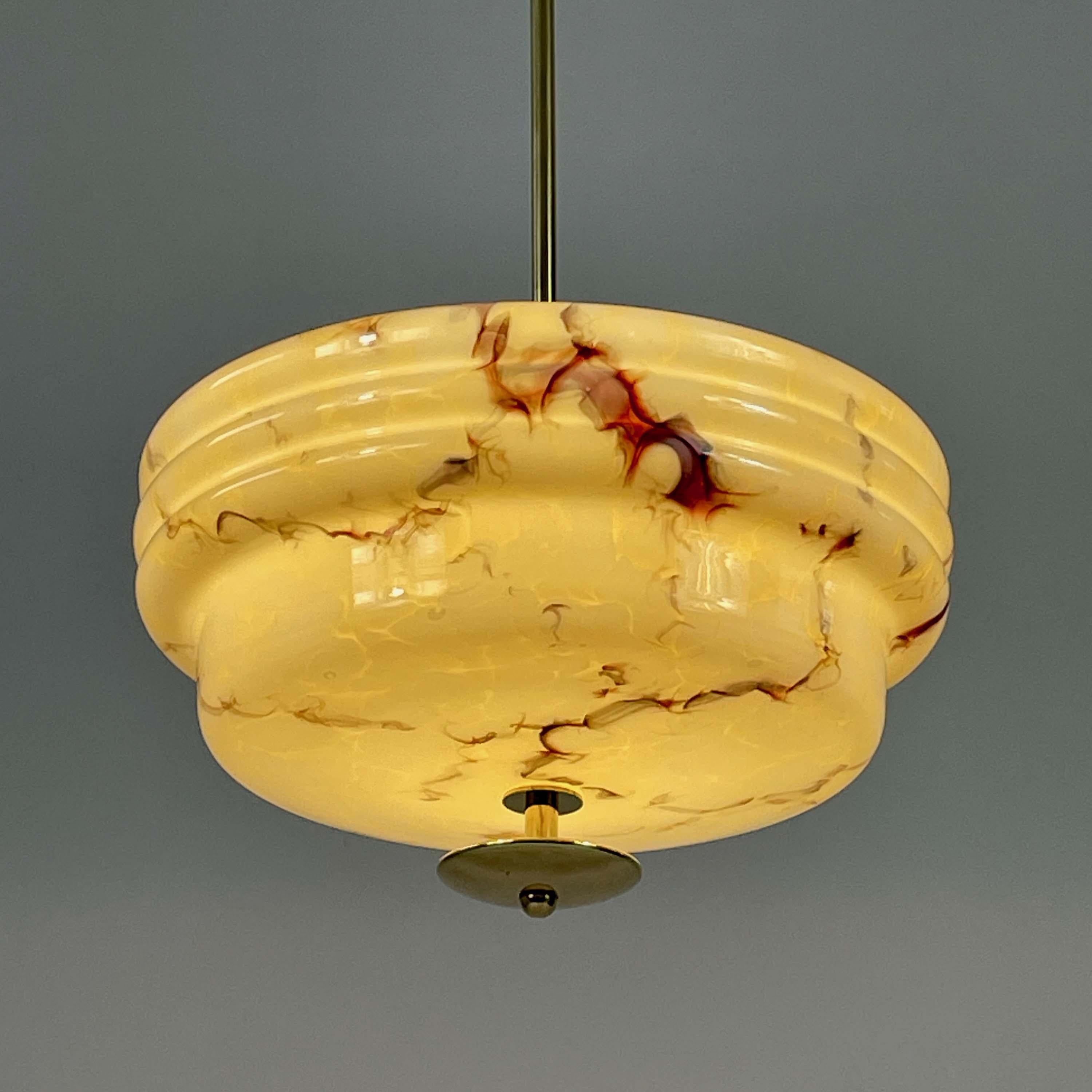 Colgante Art Déco de vidrio opalino jaspeado y latón, Alemania Años 30 en venta 7