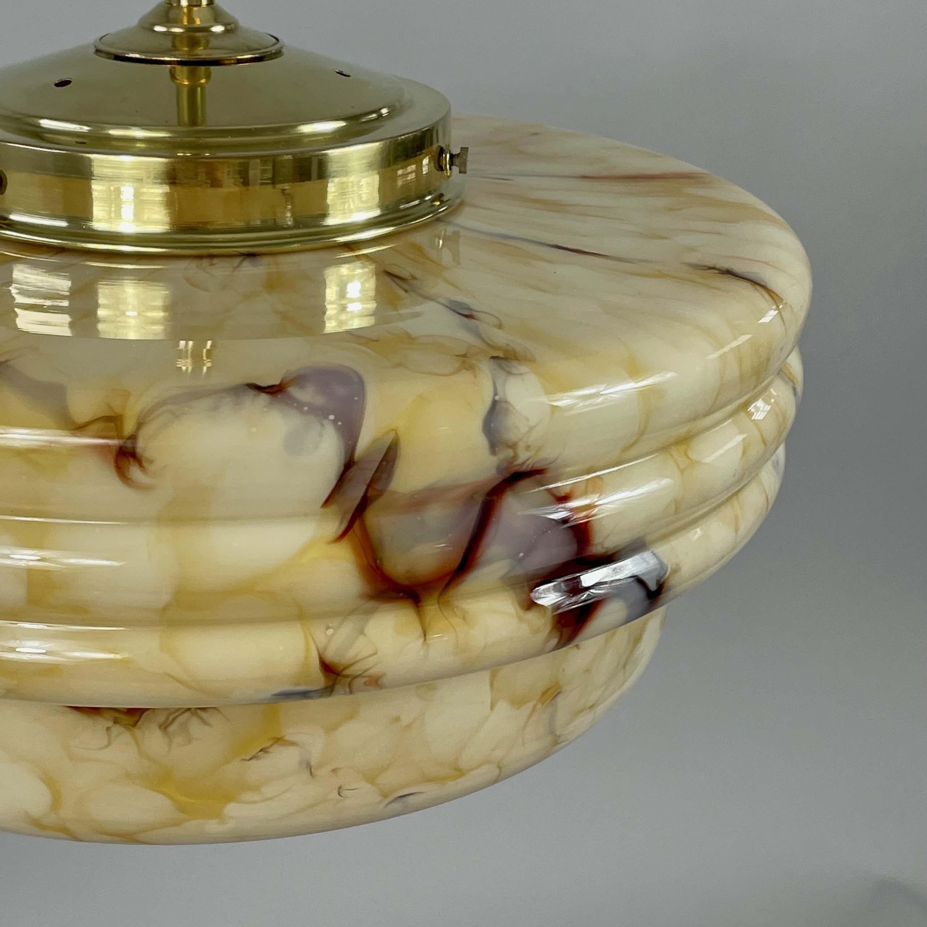 Colgante Art Déco de vidrio opalino jaspeado y latón, Alemania Años 30 en venta 9