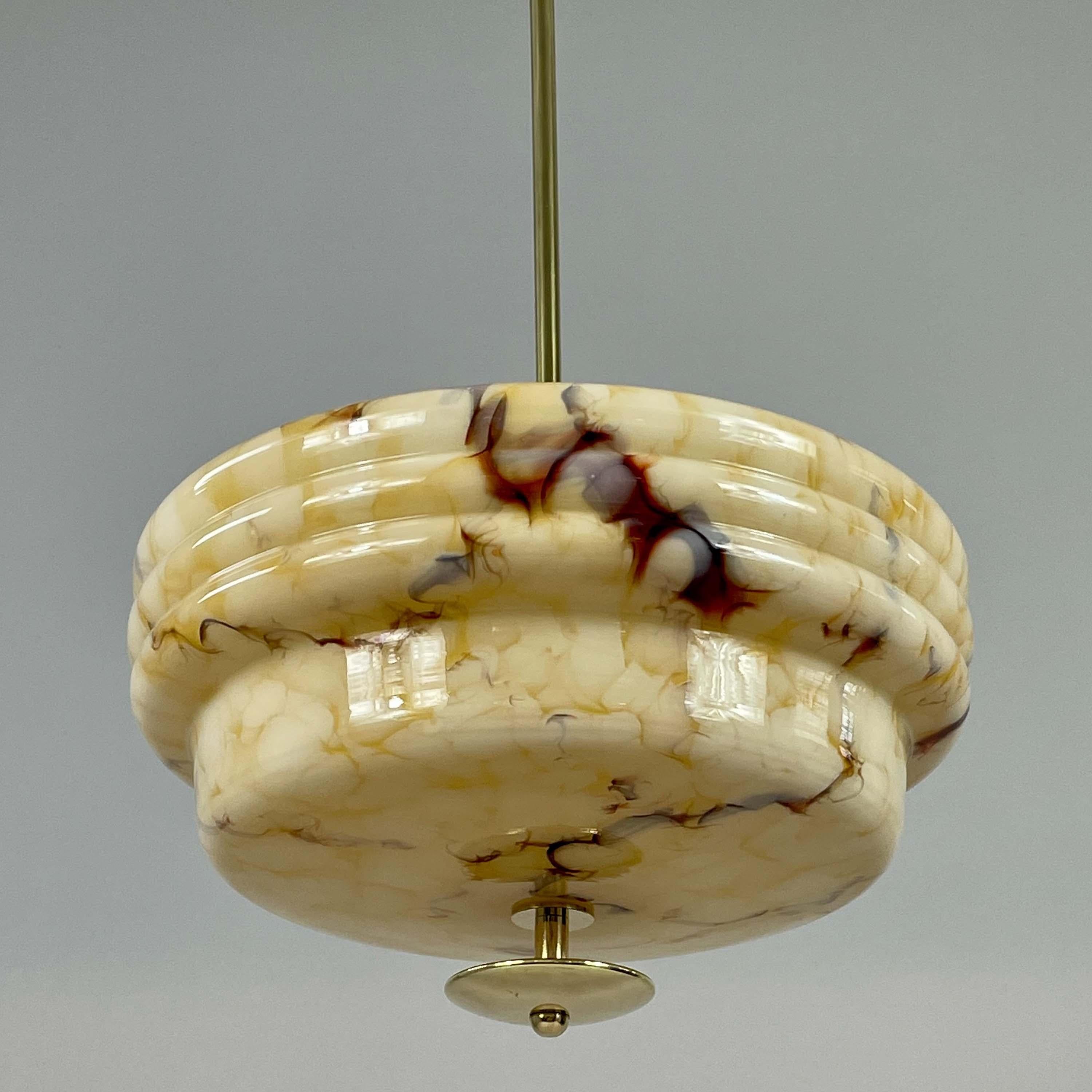 Colgante Art Déco de vidrio opalino jaspeado y latón, Alemania Años 30 en venta 10