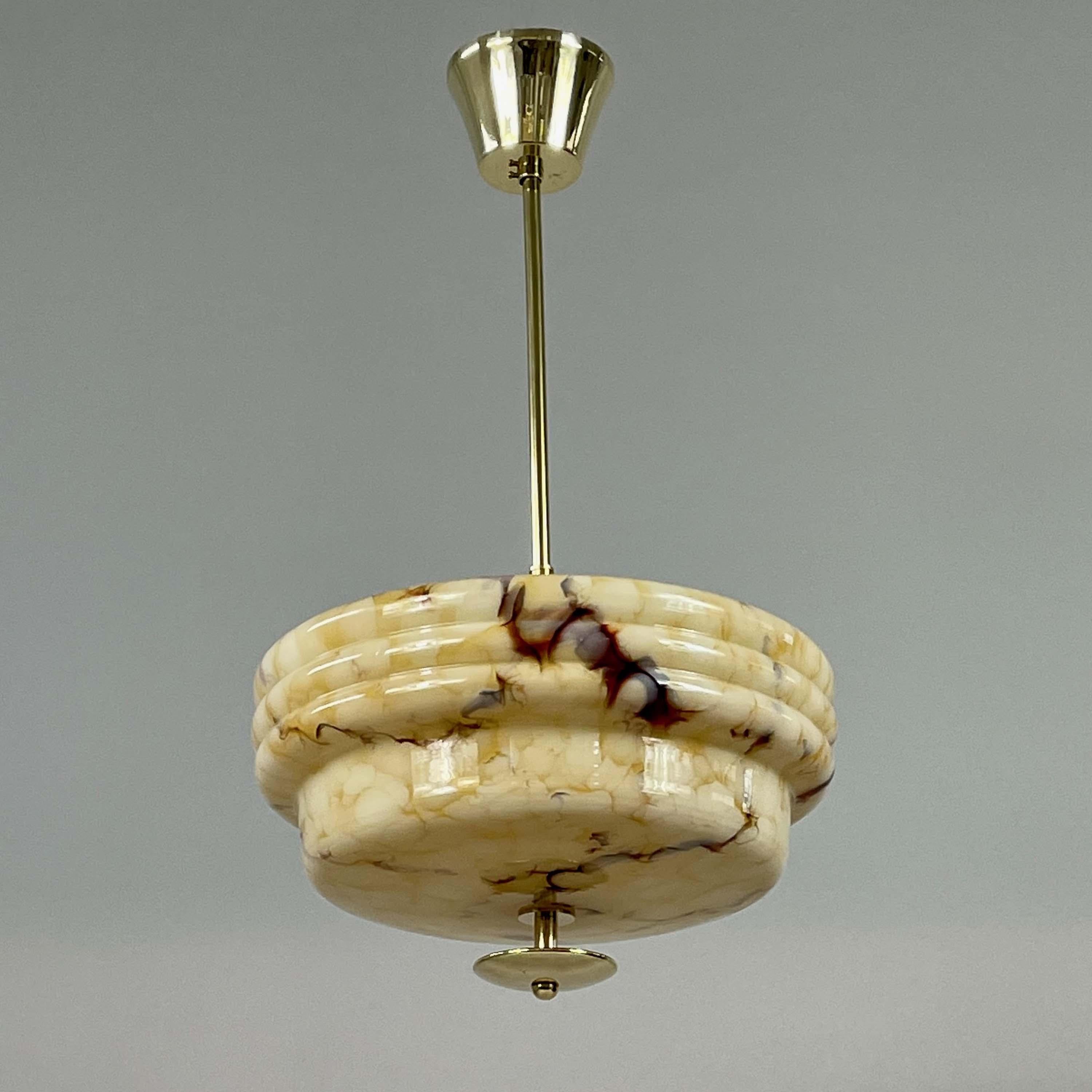 Colgante Art Déco de vidrio opalino jaspeado y latón, Alemania Años 30 en venta 11