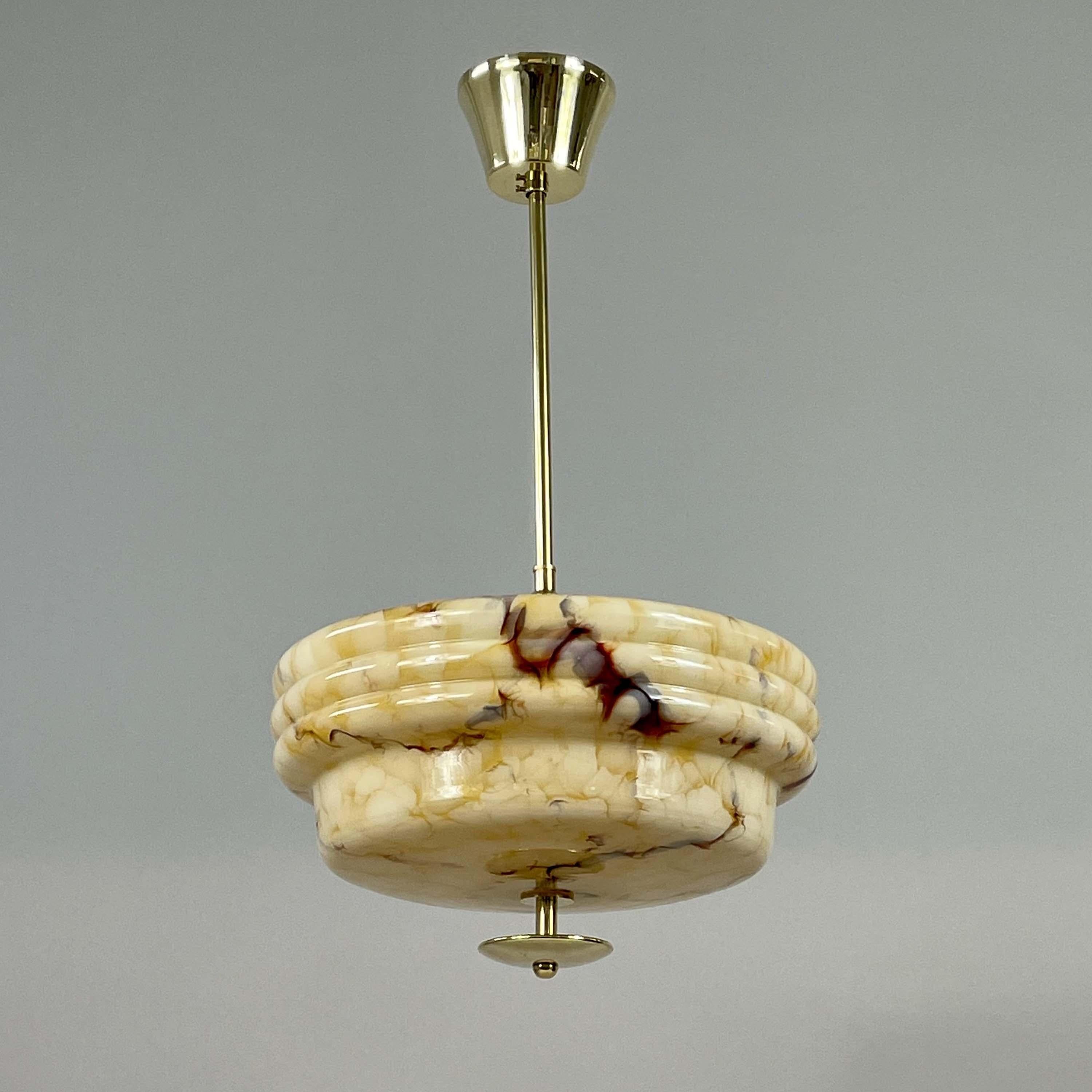 Colgante Art Déco de vidrio opalino jaspeado y latón, Alemania Años 30 Art Decó en venta