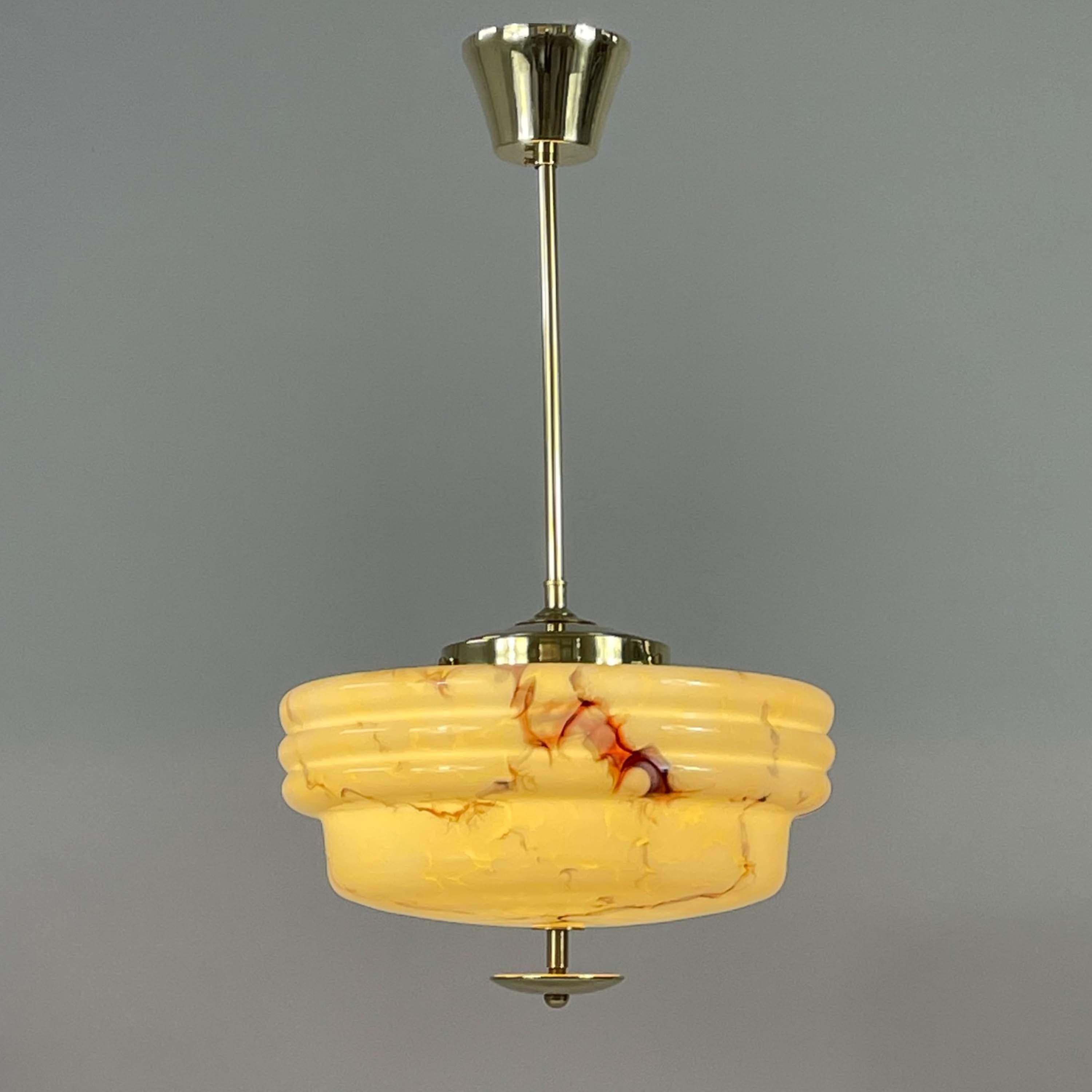 Colgante Art Déco de vidrio opalino jaspeado y latón, Alemania Años 30 Alemán en venta