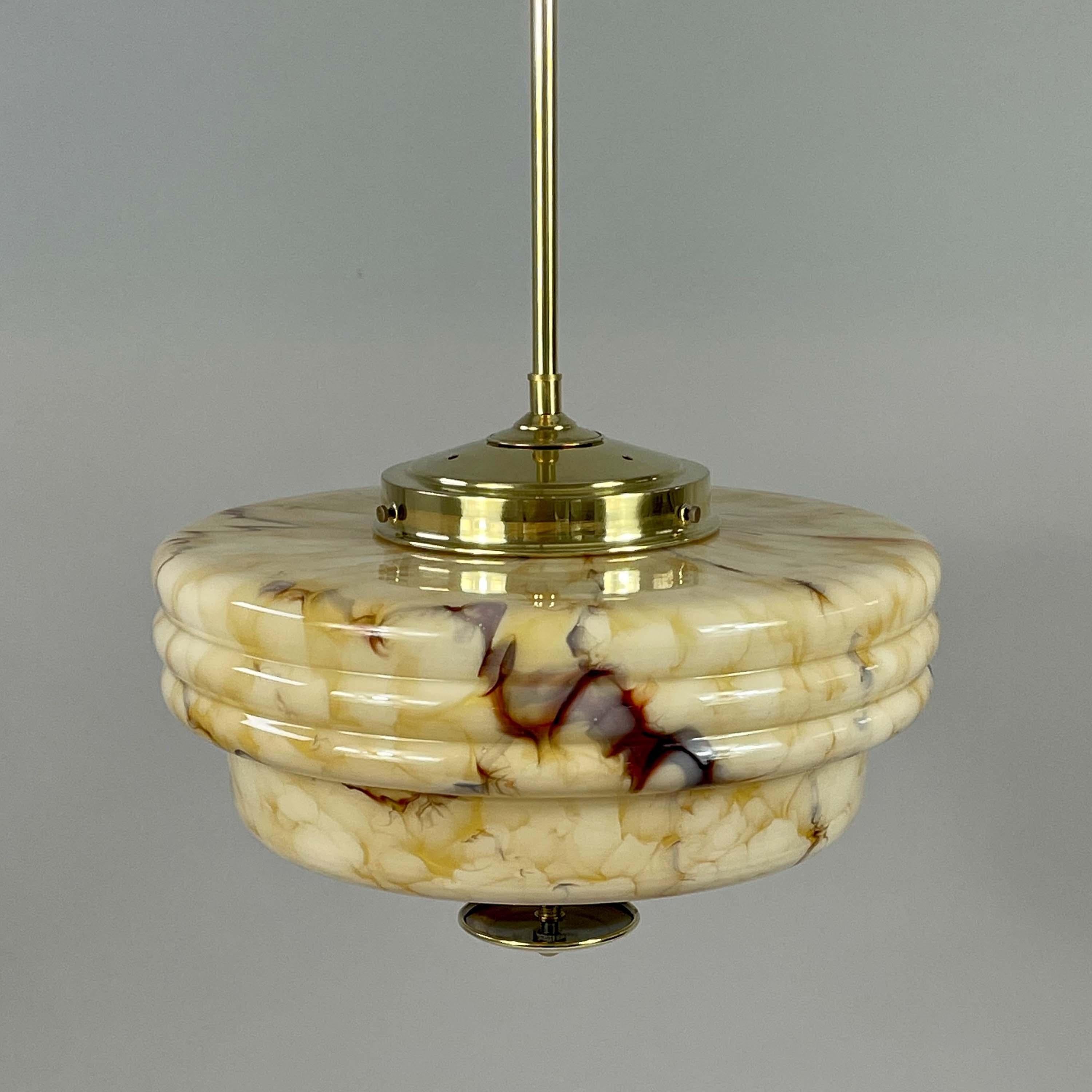 Colgante Art Déco de vidrio opalino jaspeado y latón, Alemania Años 30 en Bueno estado para la venta en NUEMBRECHT, NRW