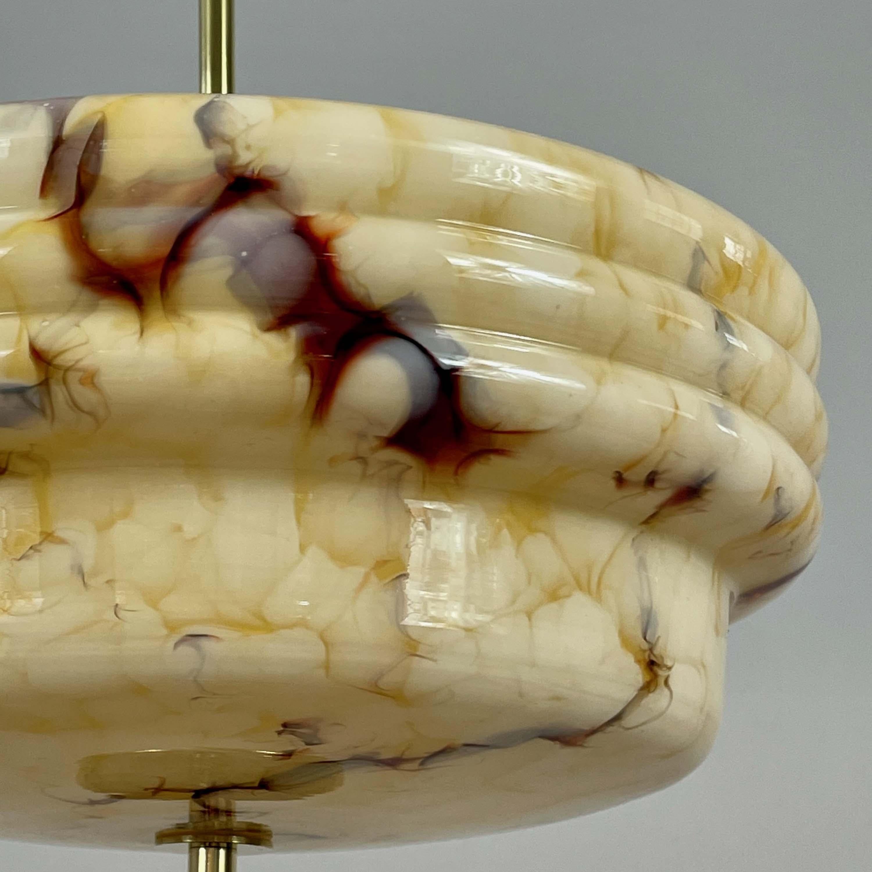 Colgante Art Déco de vidrio opalino jaspeado y latón, Alemania Años 30 Latón en venta