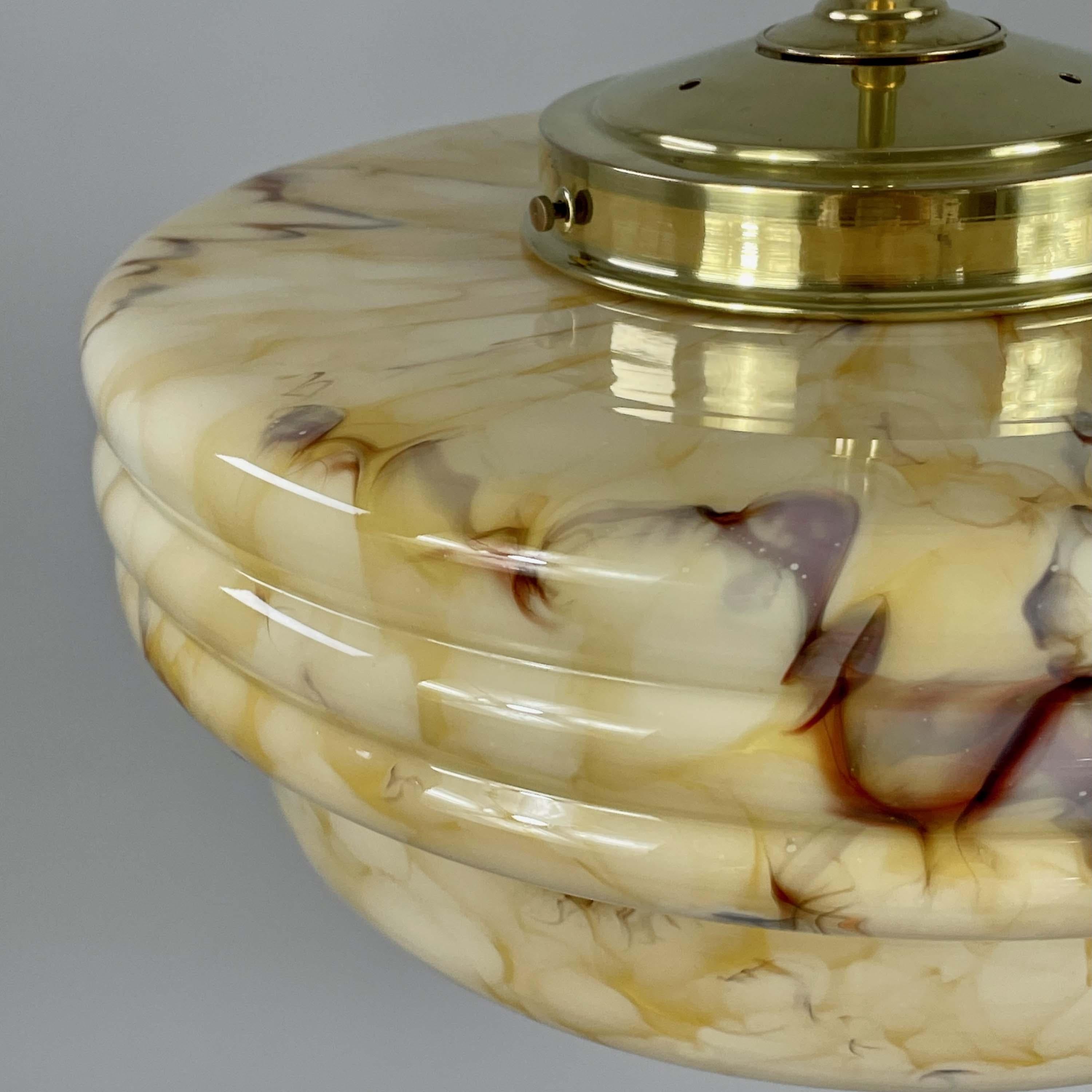 Colgante Art Déco de vidrio opalino jaspeado y latón, Alemania Años 30 en venta 1