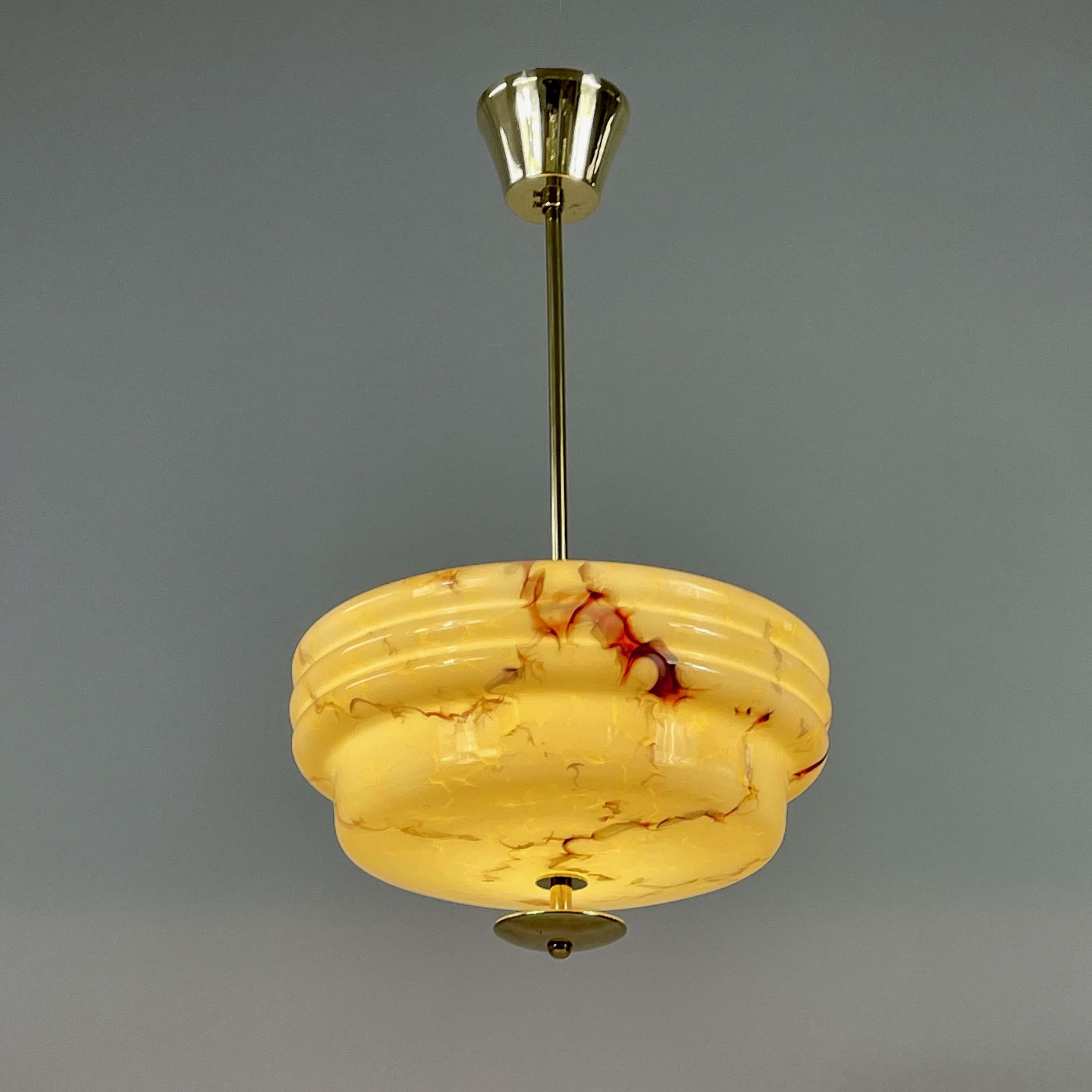 Colgante Art Déco de vidrio opalino jaspeado y latón, Alemania Años 30 en venta 2