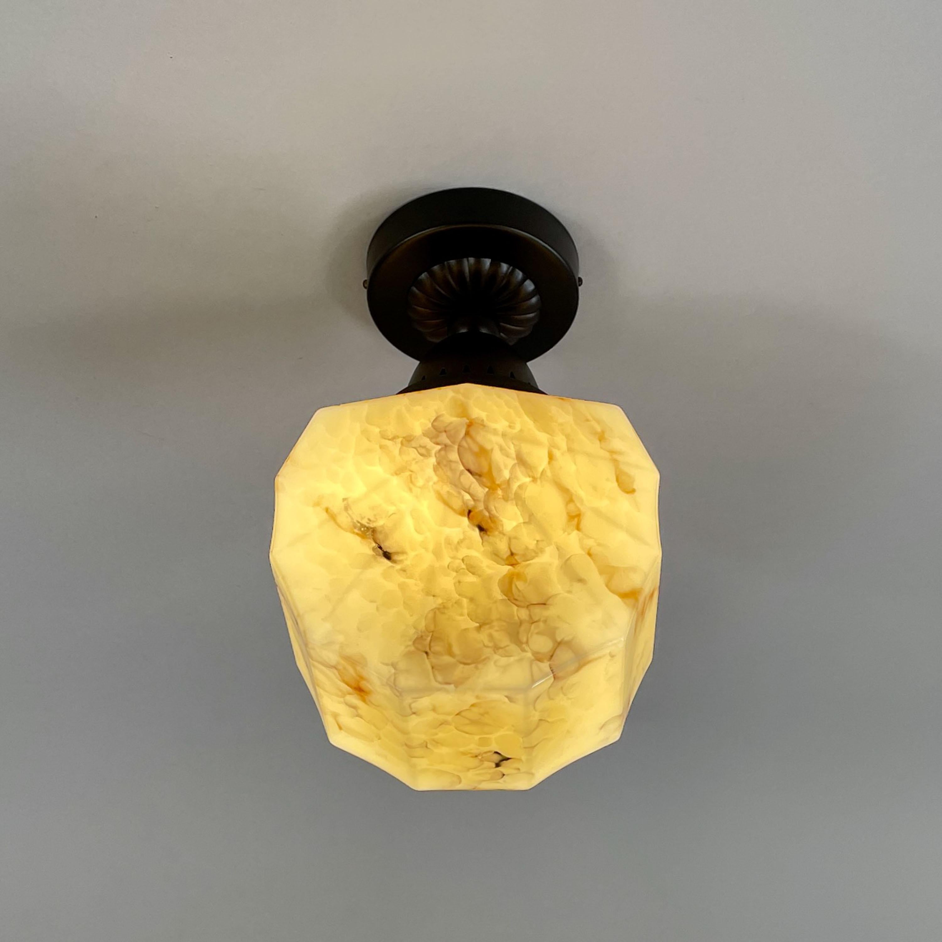 Plafonnier Art Déco en verre opalin marbré et laiton bruni, Allemagne, années 1920 en vente 3