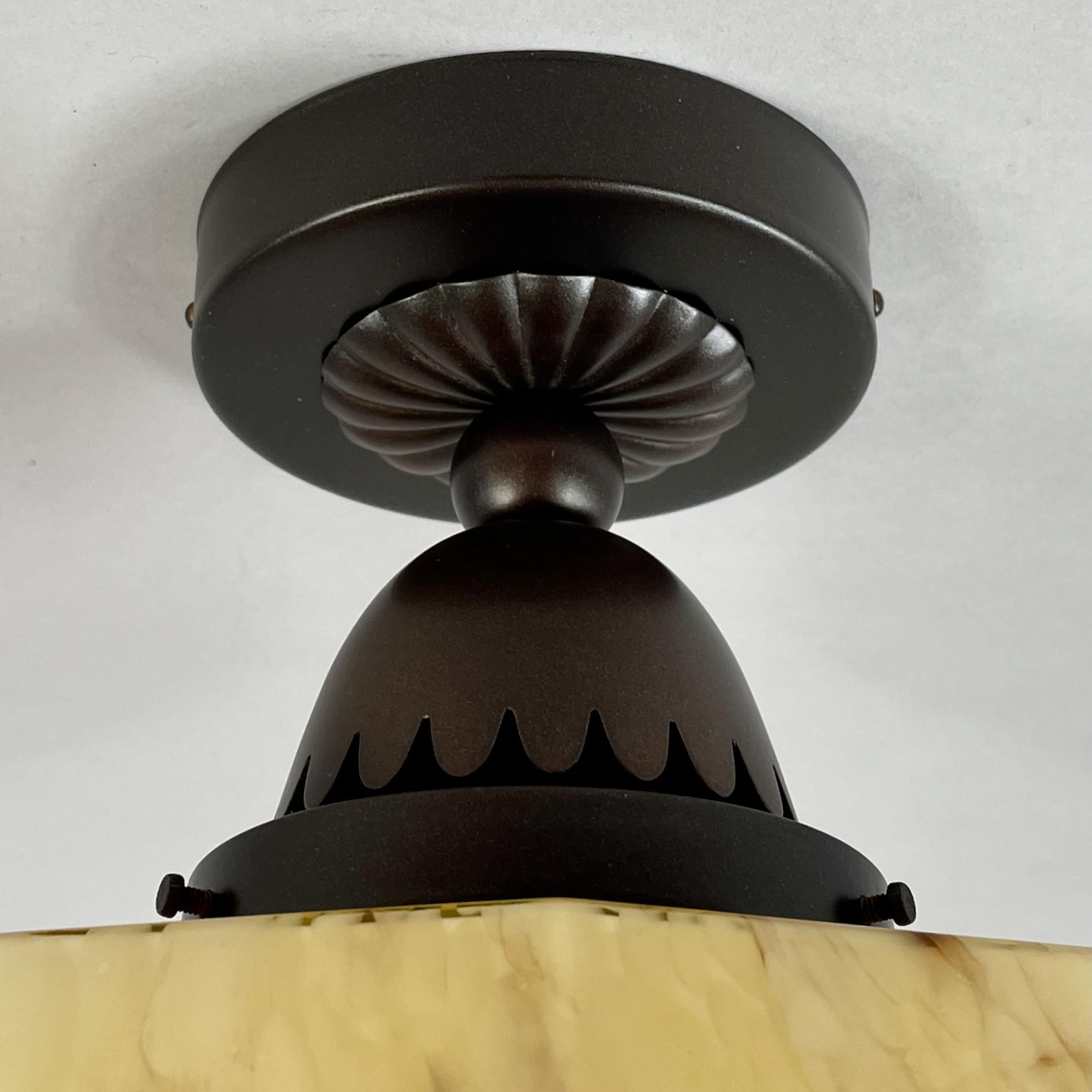 Plafonnier Art Déco en verre opalin marbré et laiton bruni, Allemagne, années 1920 en vente 4