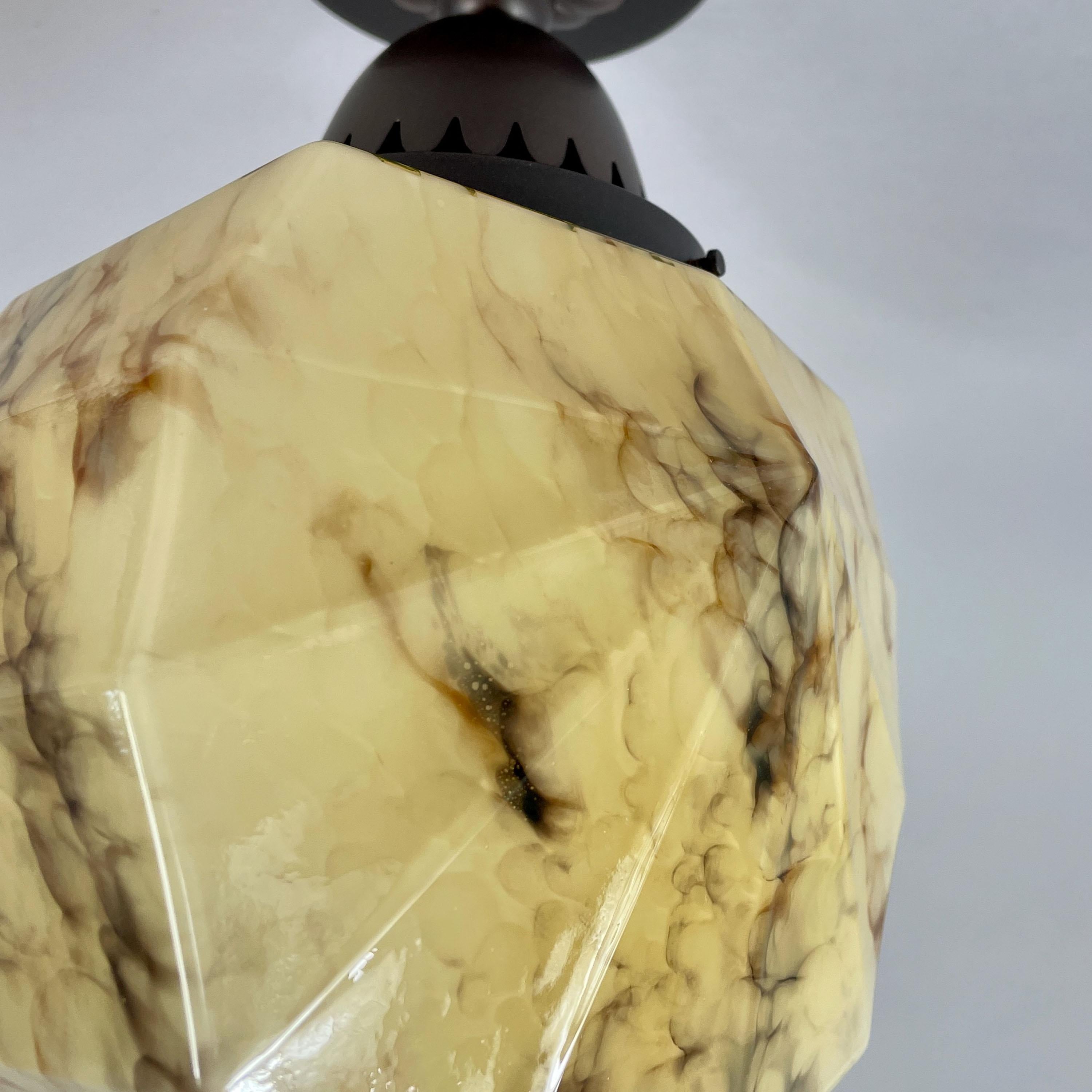 Plafonnier Art Déco en verre opalin marbré et laiton bruni, Allemagne, années 1920 en vente 5