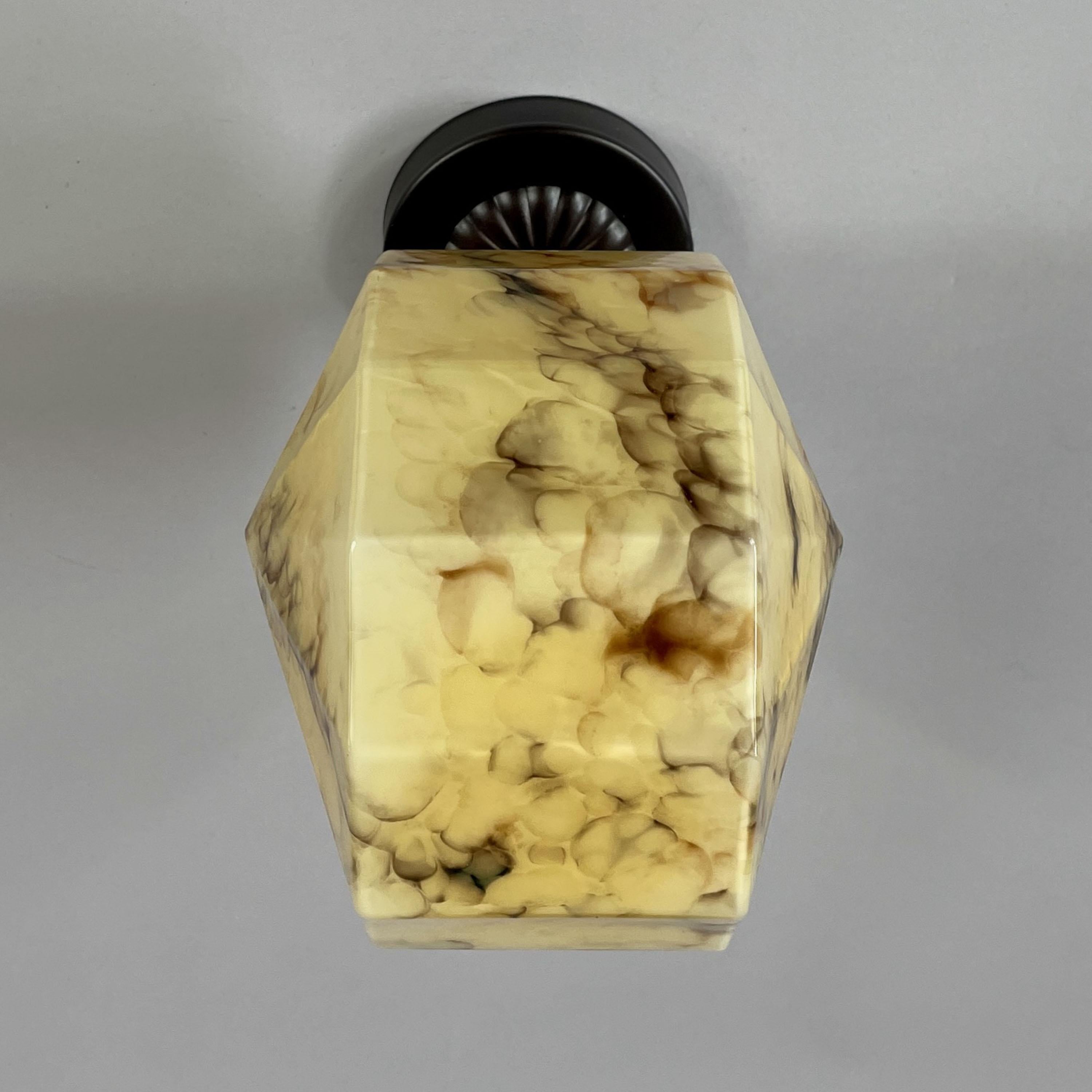 Plafonnier Art Déco en verre opalin marbré et laiton bruni, Allemagne, années 1920 en vente 6