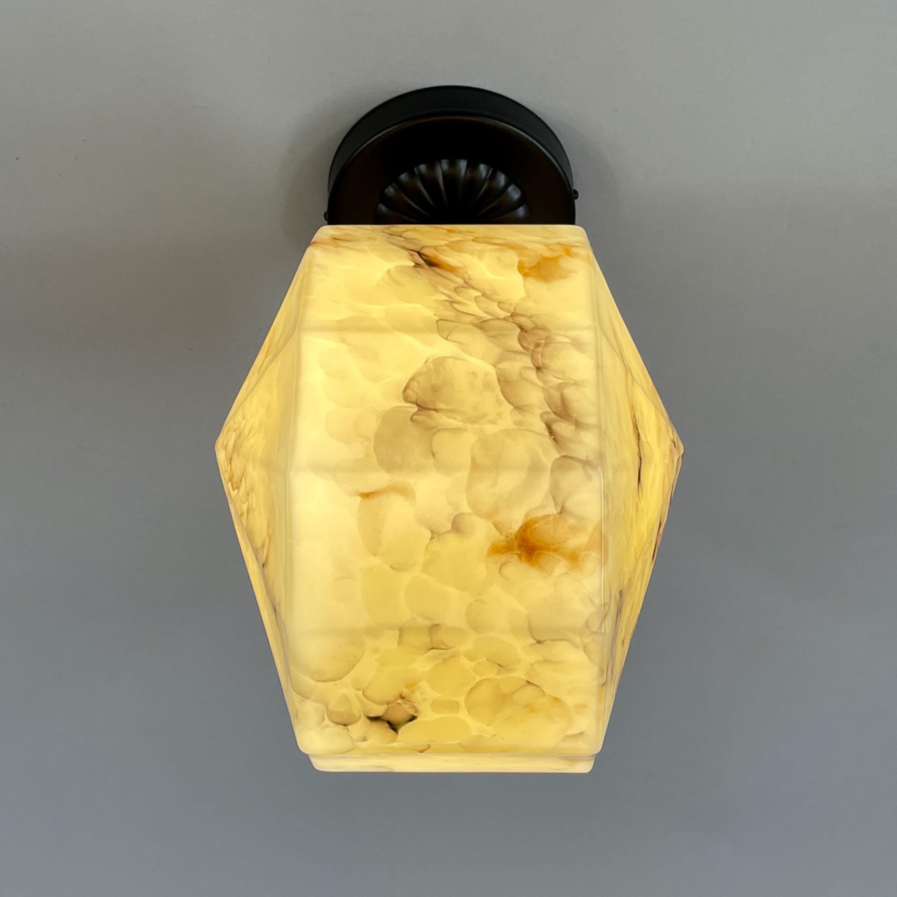 Plafonnier Art Déco en verre opalin marbré et laiton bruni, Allemagne, années 1920 en vente 7