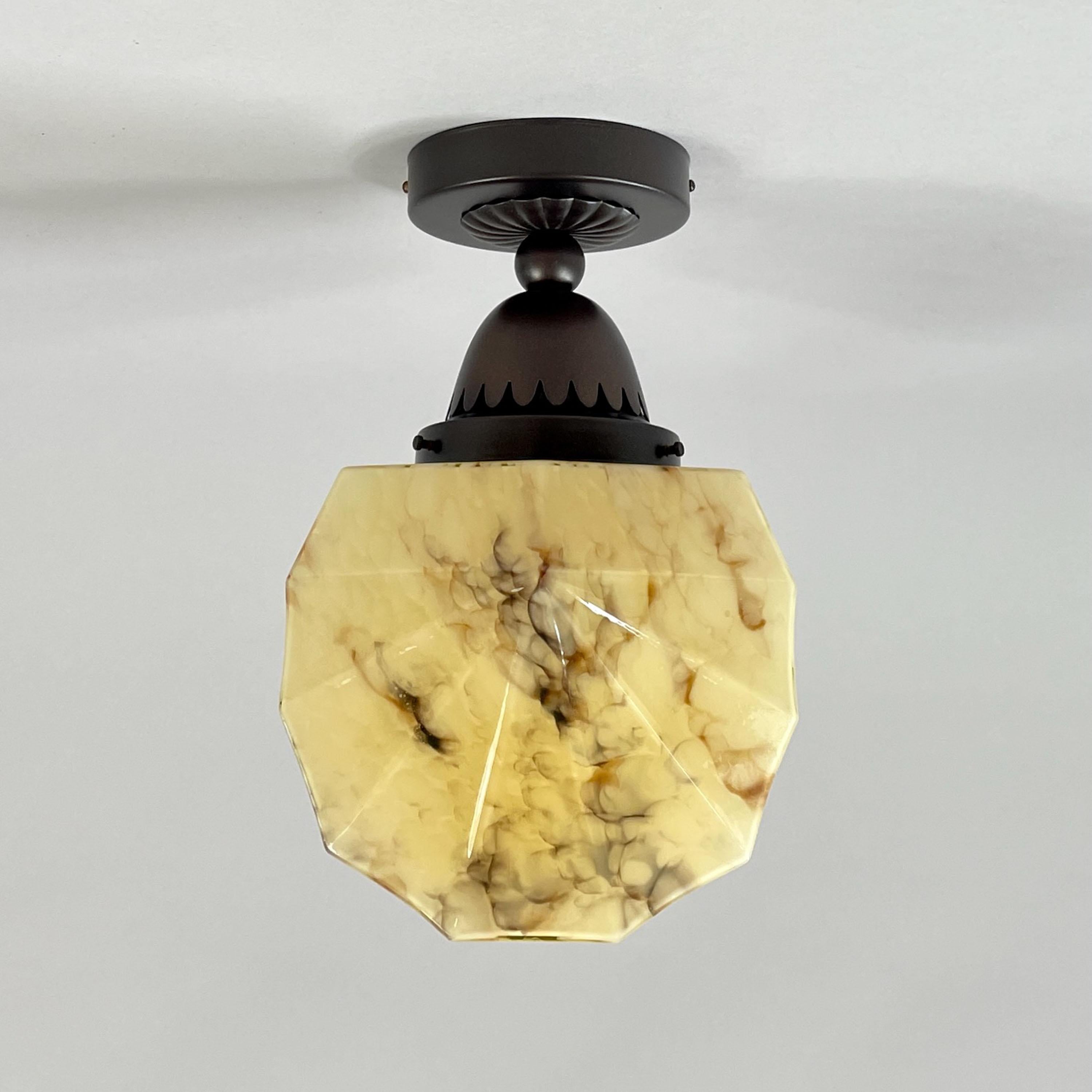 Plafonnier Art Déco en verre opalin marbré et laiton bruni, Allemagne, années 1920 en vente 8