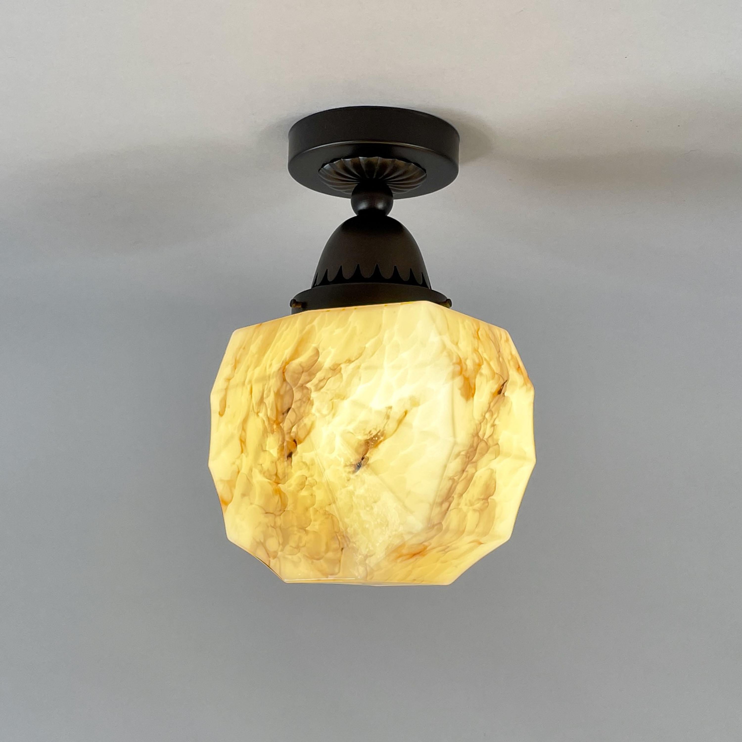 Plafonnier Art Déco en verre opalin marbré et laiton bruni, Allemagne, années 1920 en vente 9