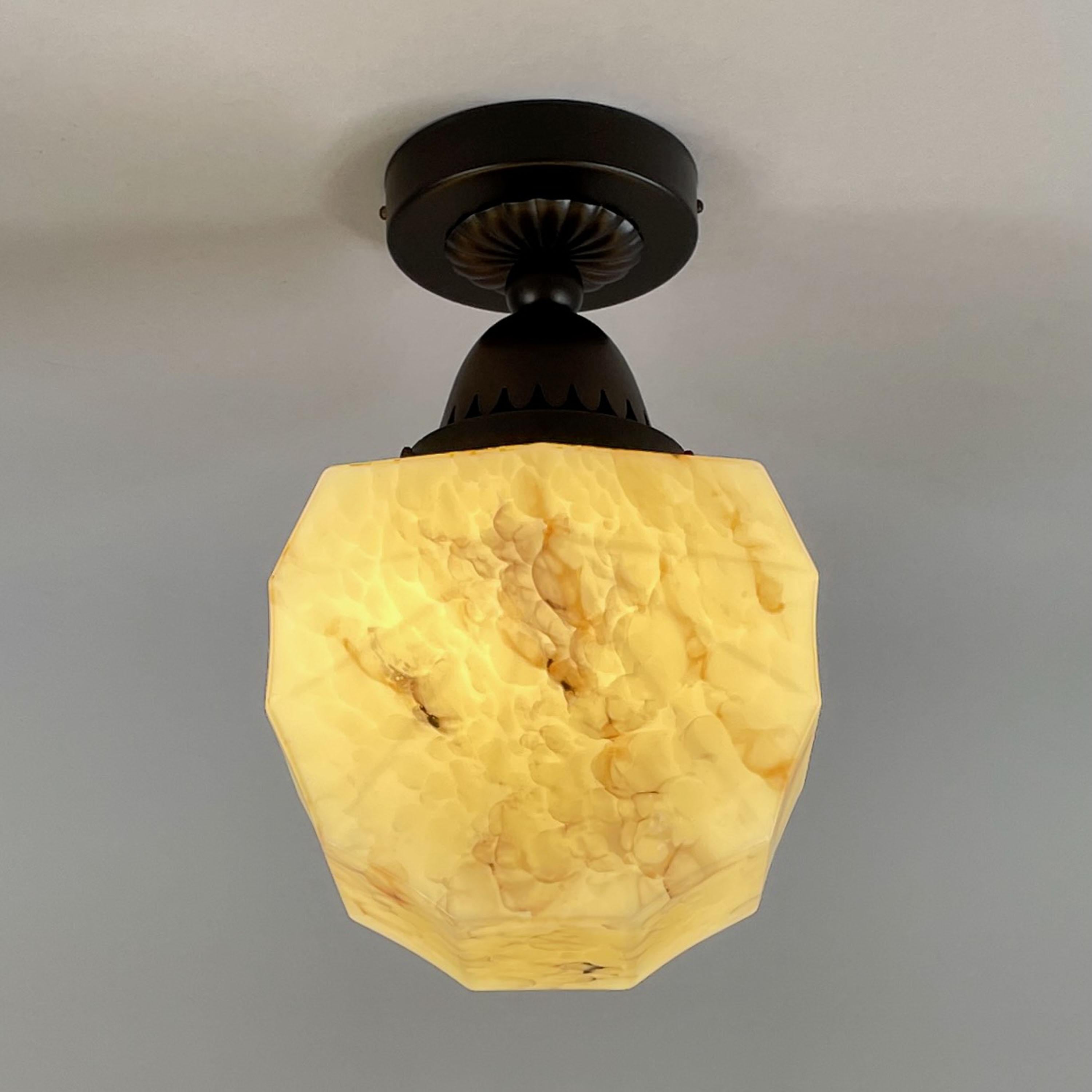 Plafonnier Art Déco en verre opalin marbré et laiton bruni, Allemagne, années 1920 en vente 11